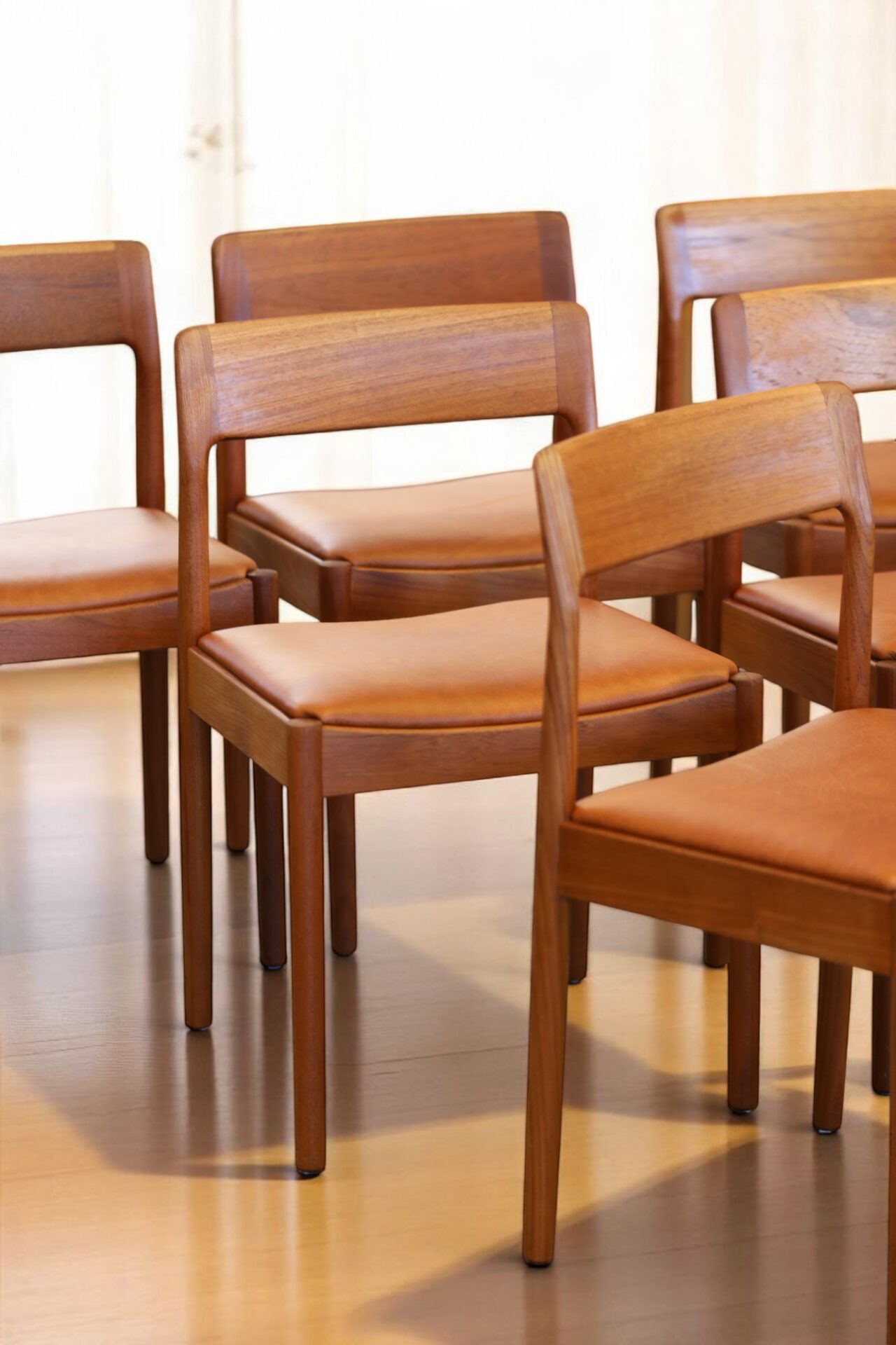 Läs mer om artikeln Johannes Nørgaard stol i teak och skinn. 50 cm bred