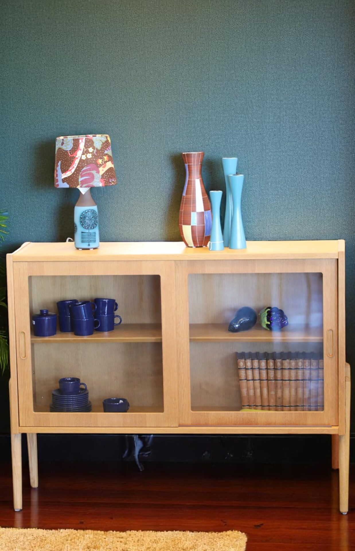 Läs mer om artikeln Hundevad Danmark vitrinskåp i ek. 111x31x86 cm