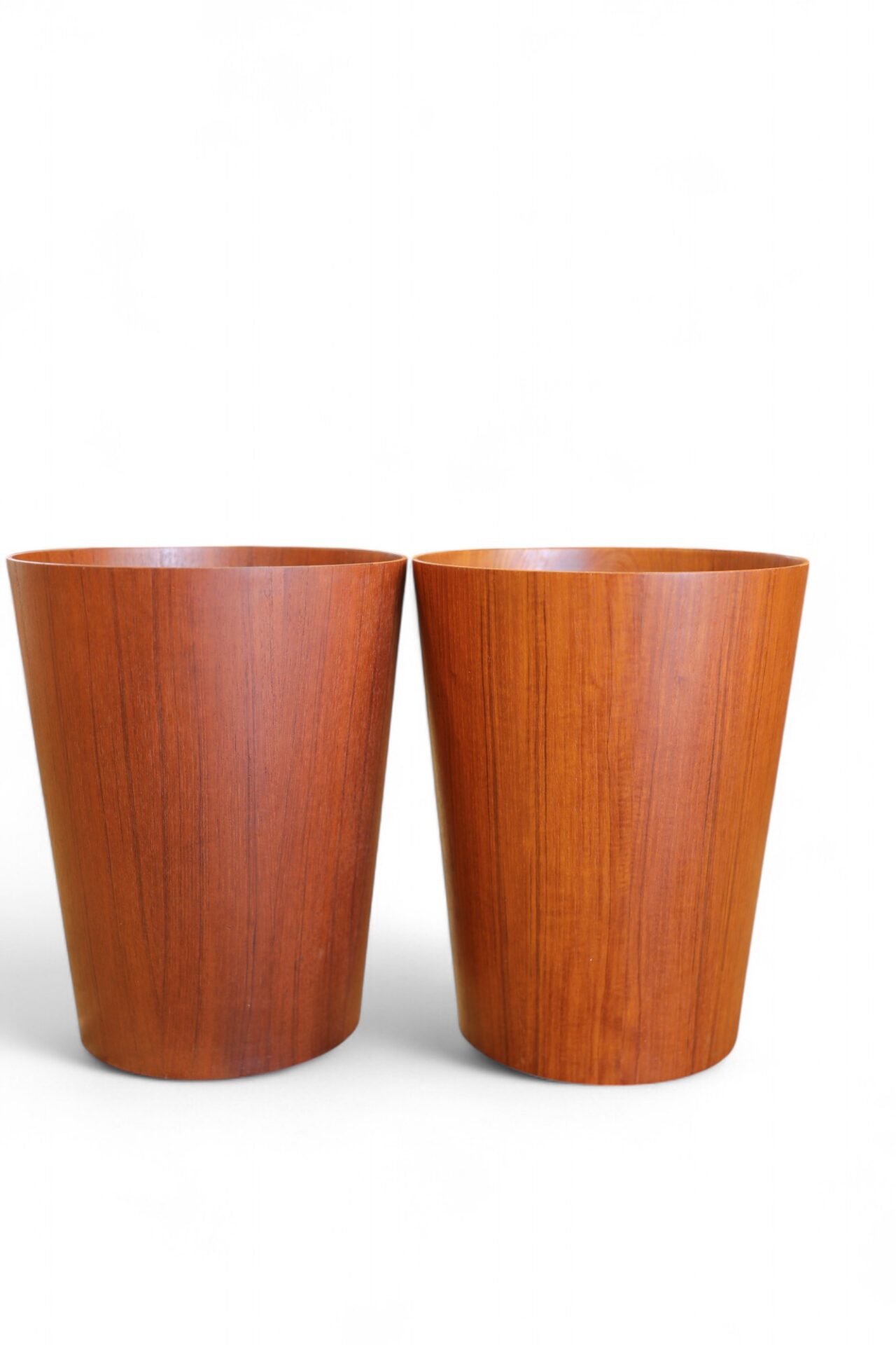 Läs mer om artikeln Martin Aberg för Servex papperskorg i teak. 34 cm hög