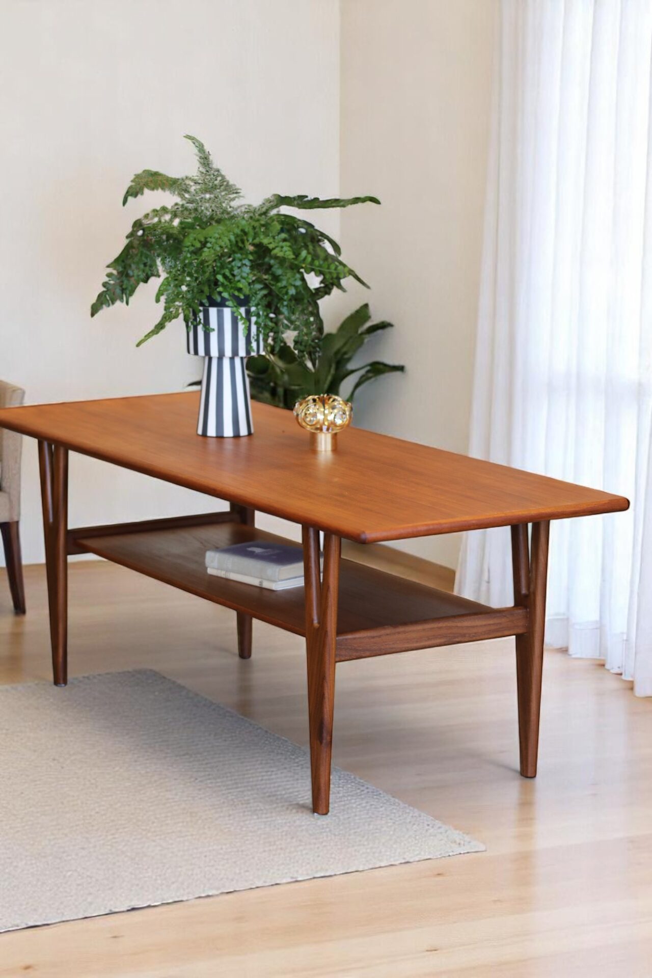 Läs mer om artikeln Danskt soffbord i teak med Y-formade ben. 145x53x52 cm. Reserverat