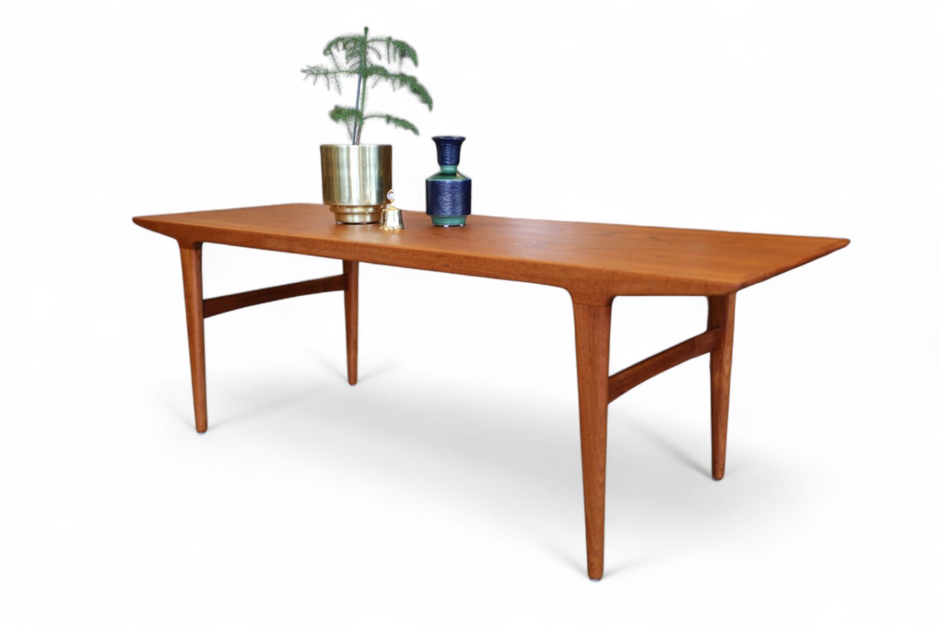 Läs mer om artikeln Niels O Møller Danmark soffbord i teak. 154x54x53 cm