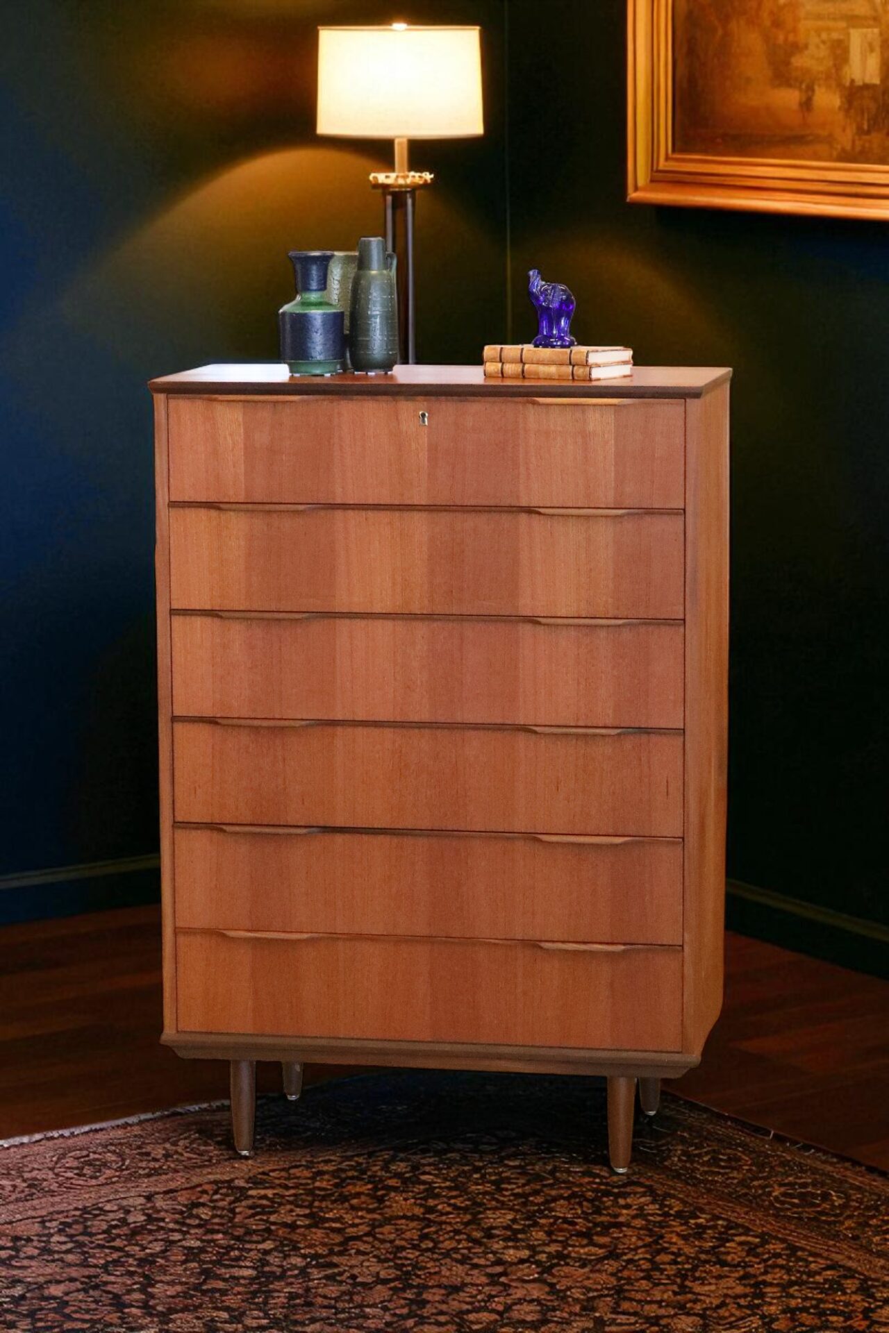 Läs mer om artikeln På ingång! Dansk hög byrå i teak i stilren modell. 85x41x121 cm