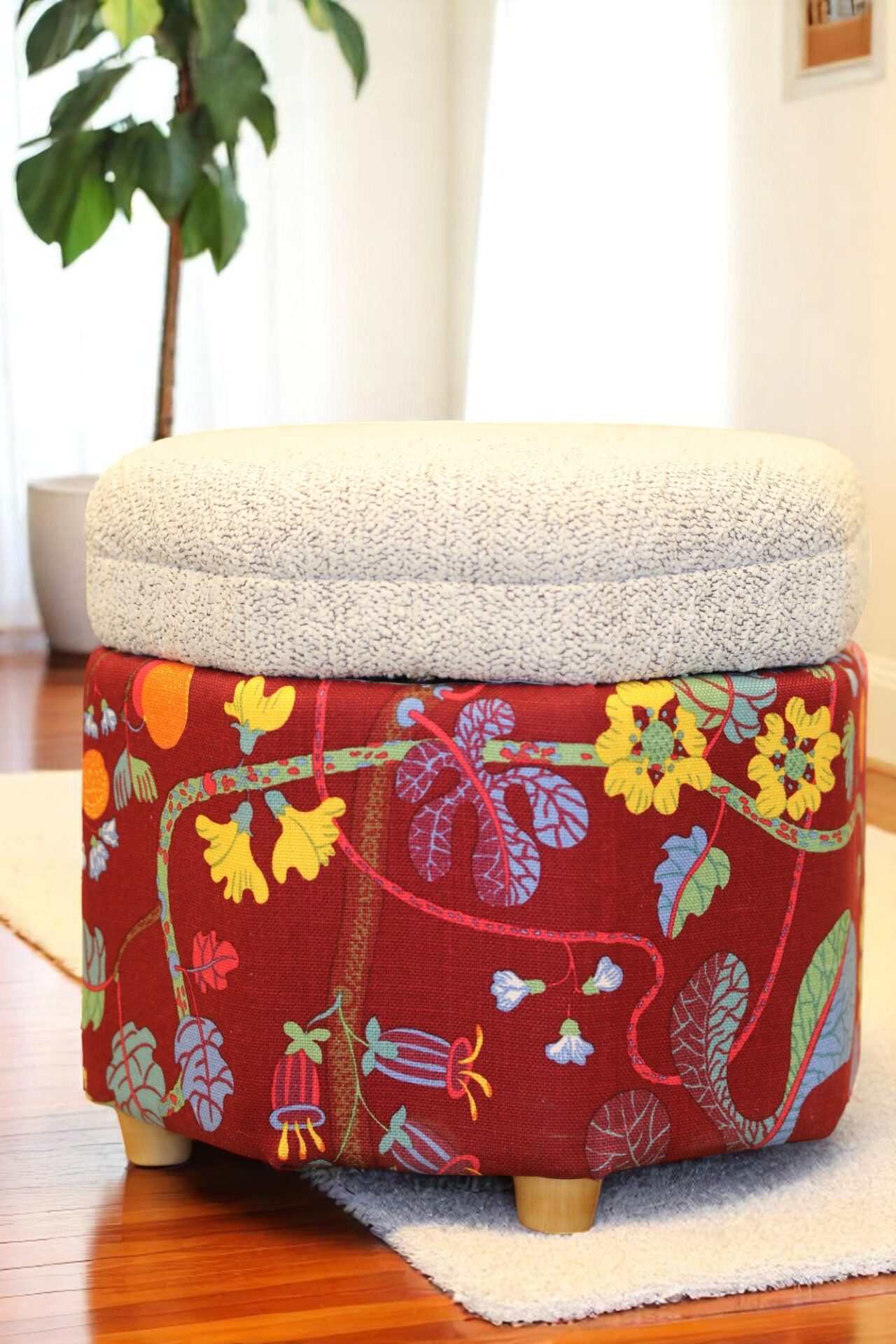 Läs mer om artikeln Sypall i tyg Baranquilla Josef Frank från Svenskt Tenn. 41x41x37 cm