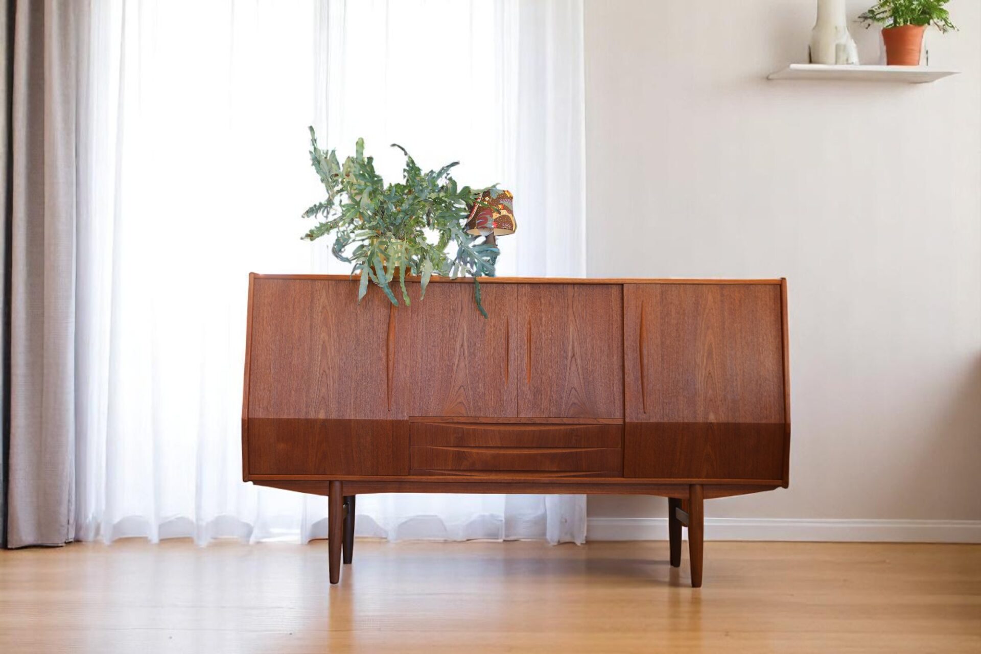 Läs mer om artikeln Danskt skåp i teak med barskåp. 200x47x115 cm