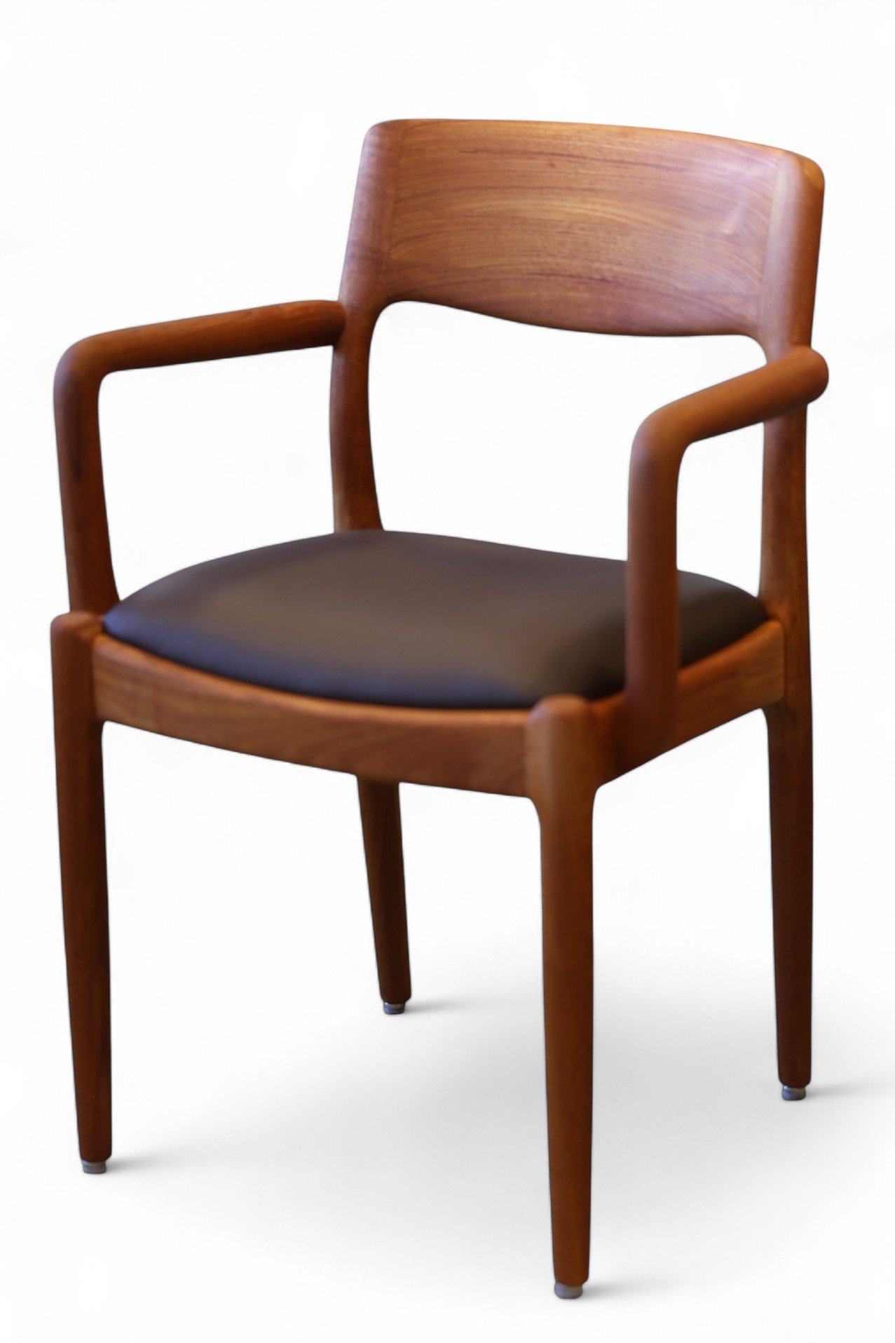 Läs mer om artikeln Juul Kristensen för JK Denmark karmstol i teak. 57 cm bred