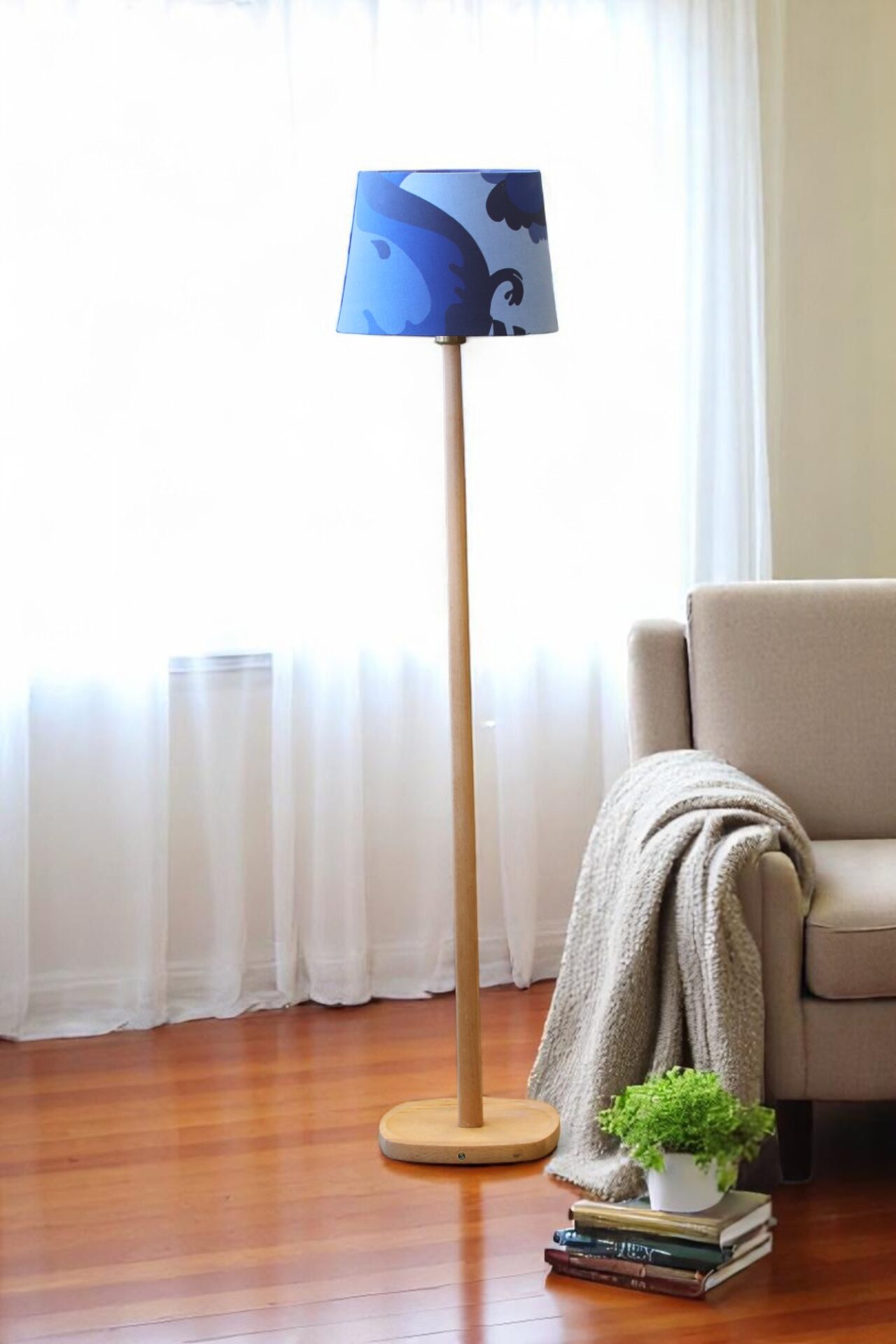 Läs mer om artikeln Golvlampa i ek. 122 cm hög