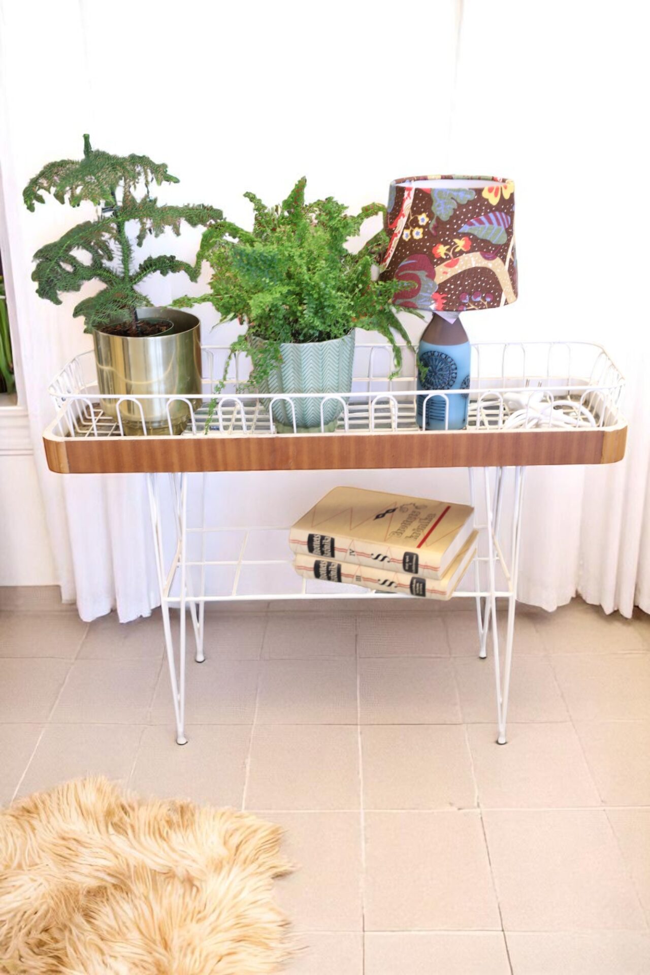 Läs mer om artikeln Klassiskt blombord med vita stringben. 80x25x66 cm. Såld