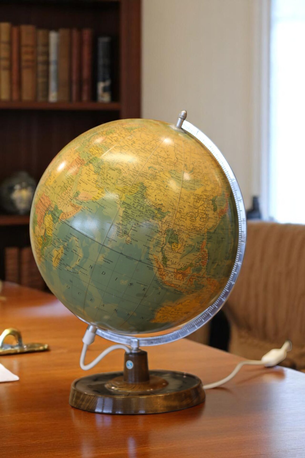 Läs mer om artikeln Jordglob Räth politiska med belysning. 44 cm hög