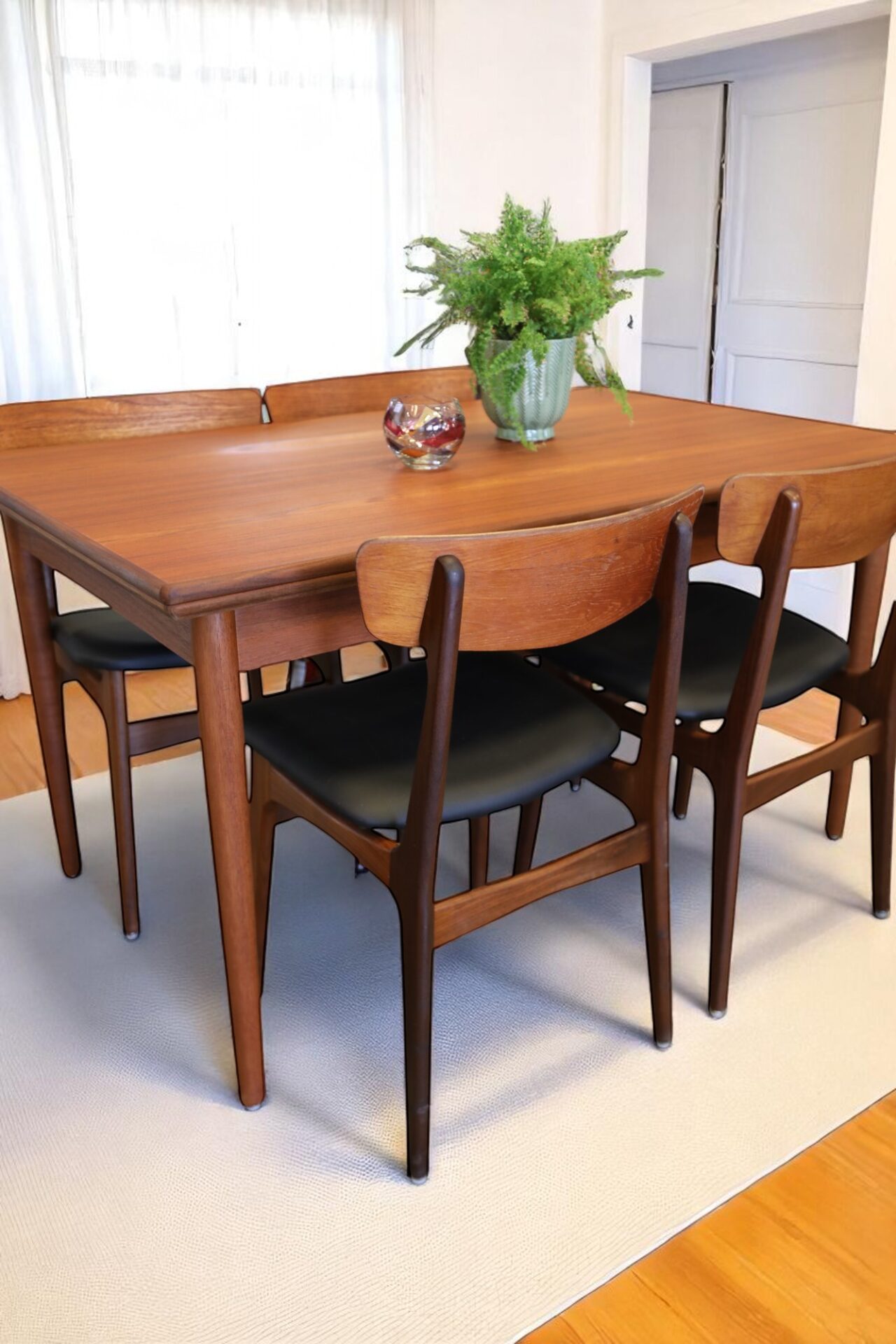 Läs mer om artikeln Danskt matbord i teak med utdragsskivor. 135x85x74+2×50 cm