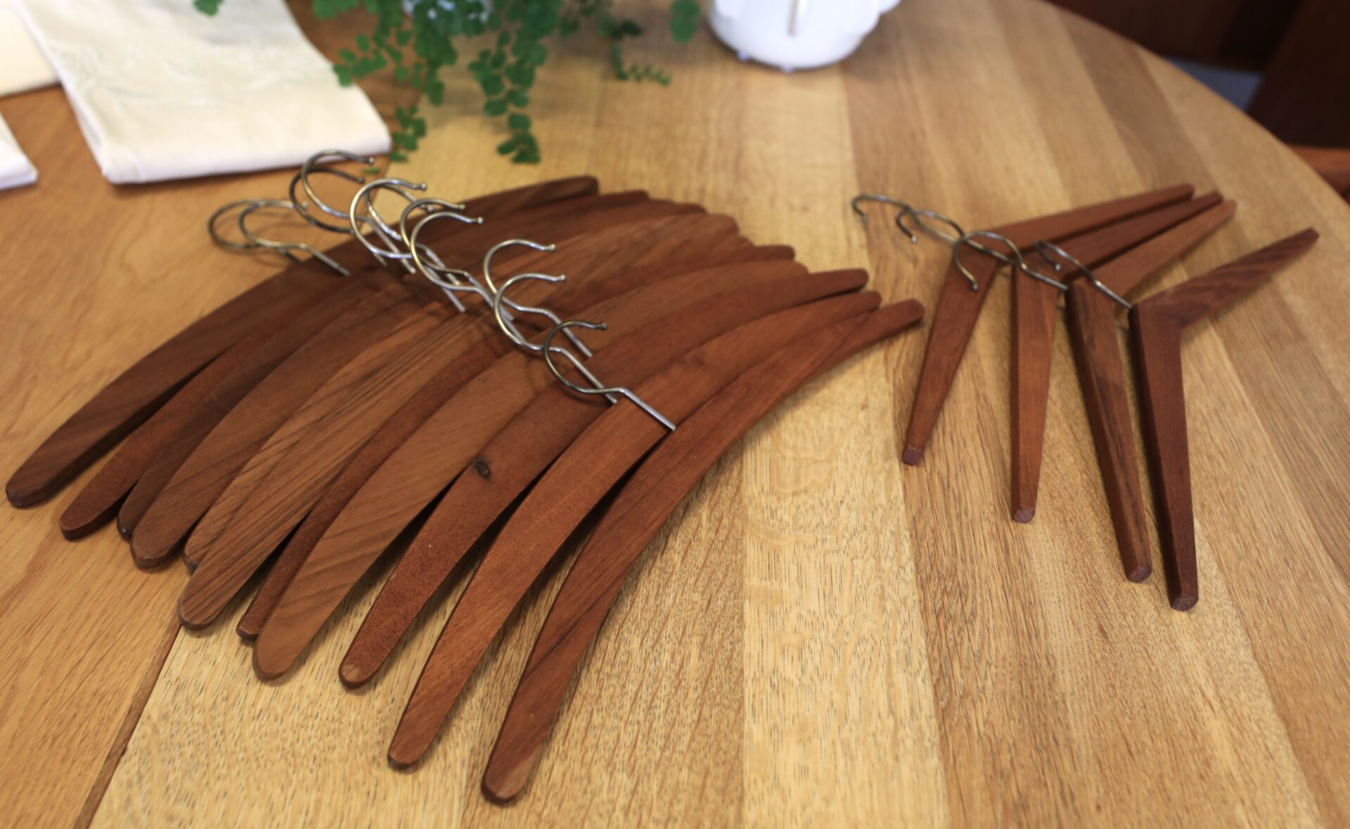 Läs mer om artikeln Danska galgar i teak i olika modeller