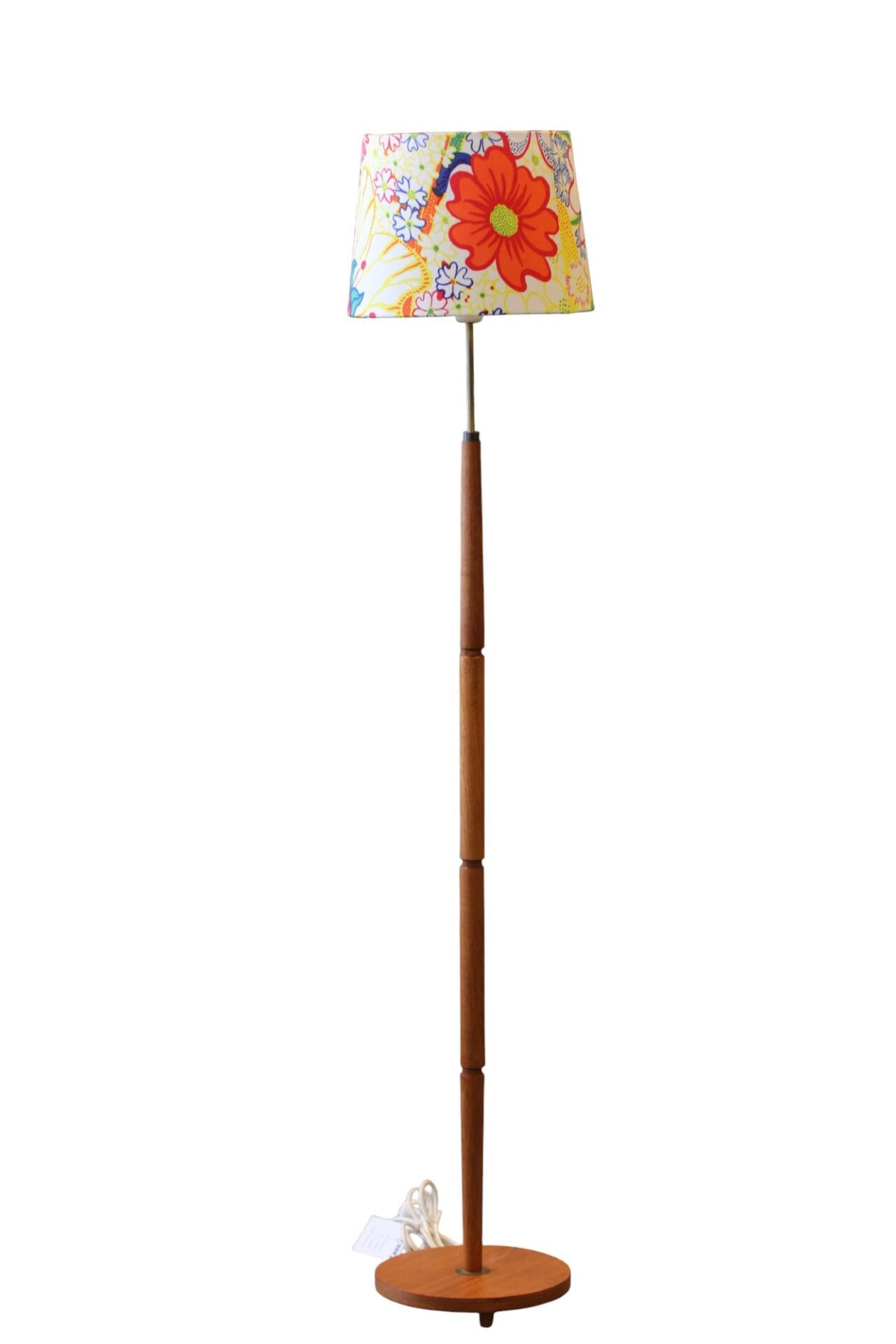 Läs mer om artikeln Dansk golvlampa i teak och mässing. 132 cm hög