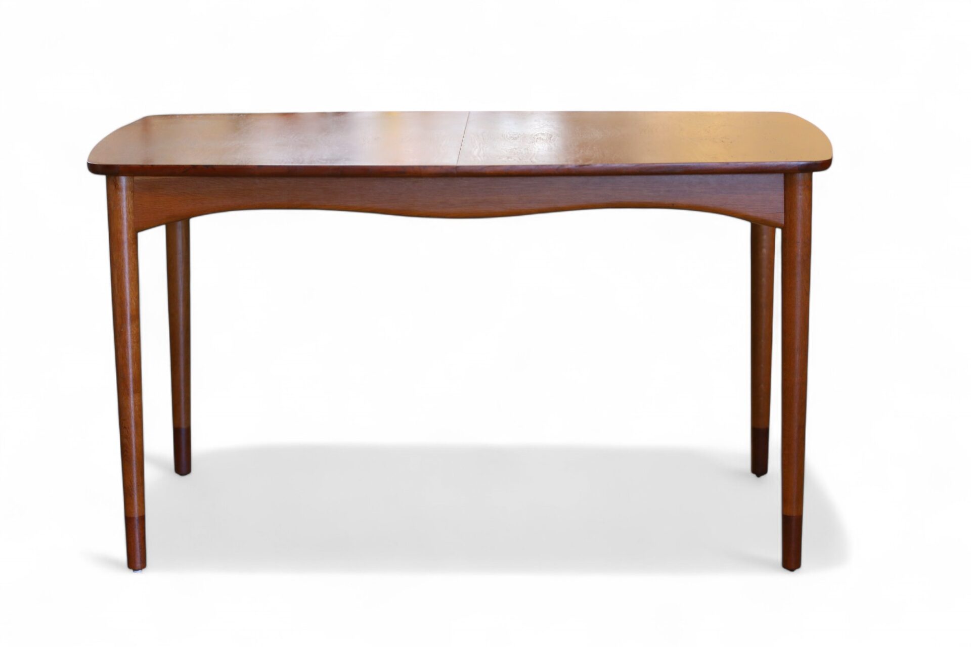 Läs mer om artikeln Finn Juhl för Bovirke Danmark matbord i teak. 137x92x75+2×47.5 cm