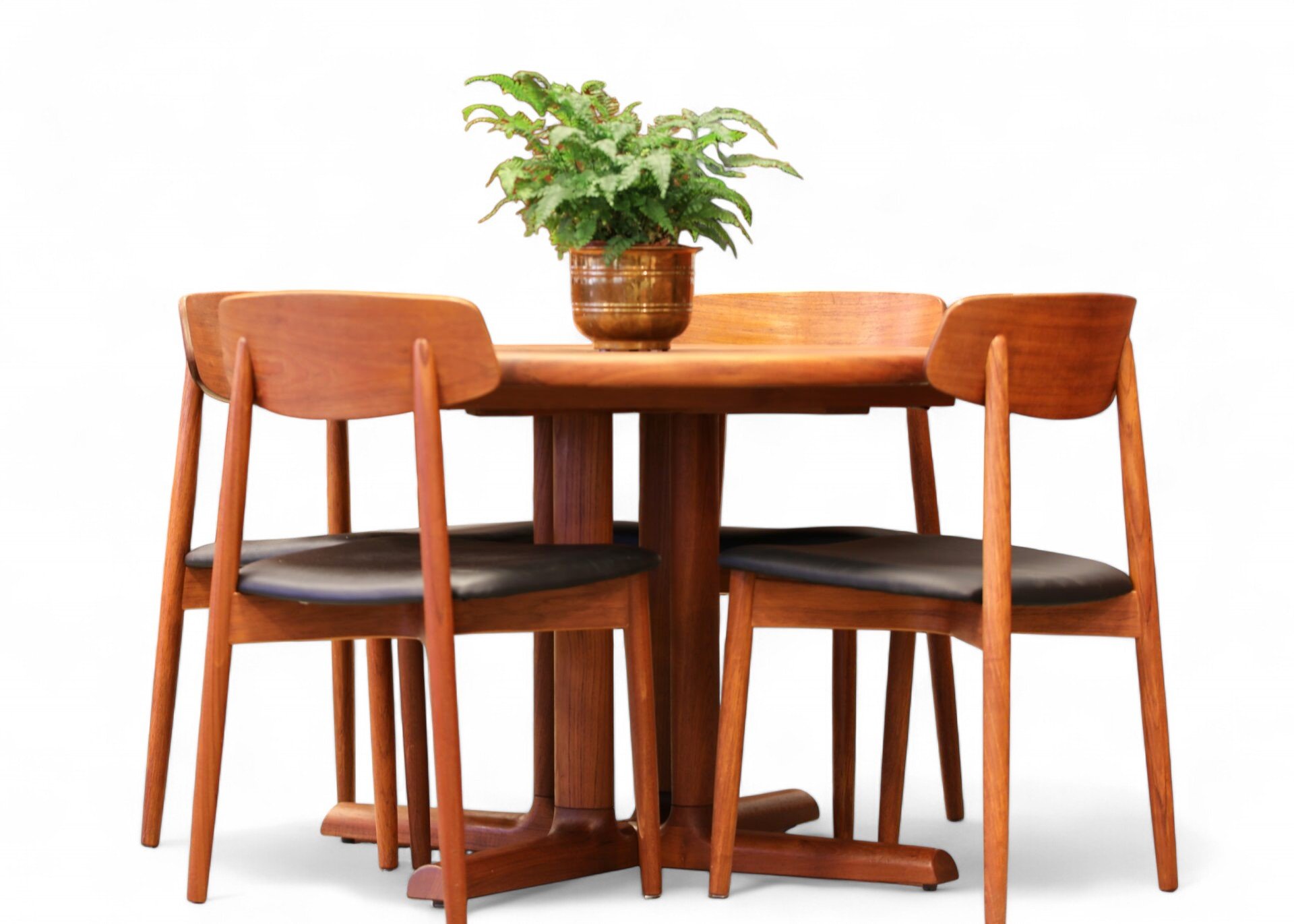 Läs mer om artikeln Harry Østergaard stol i teak och svart skinn. 50 cm bred