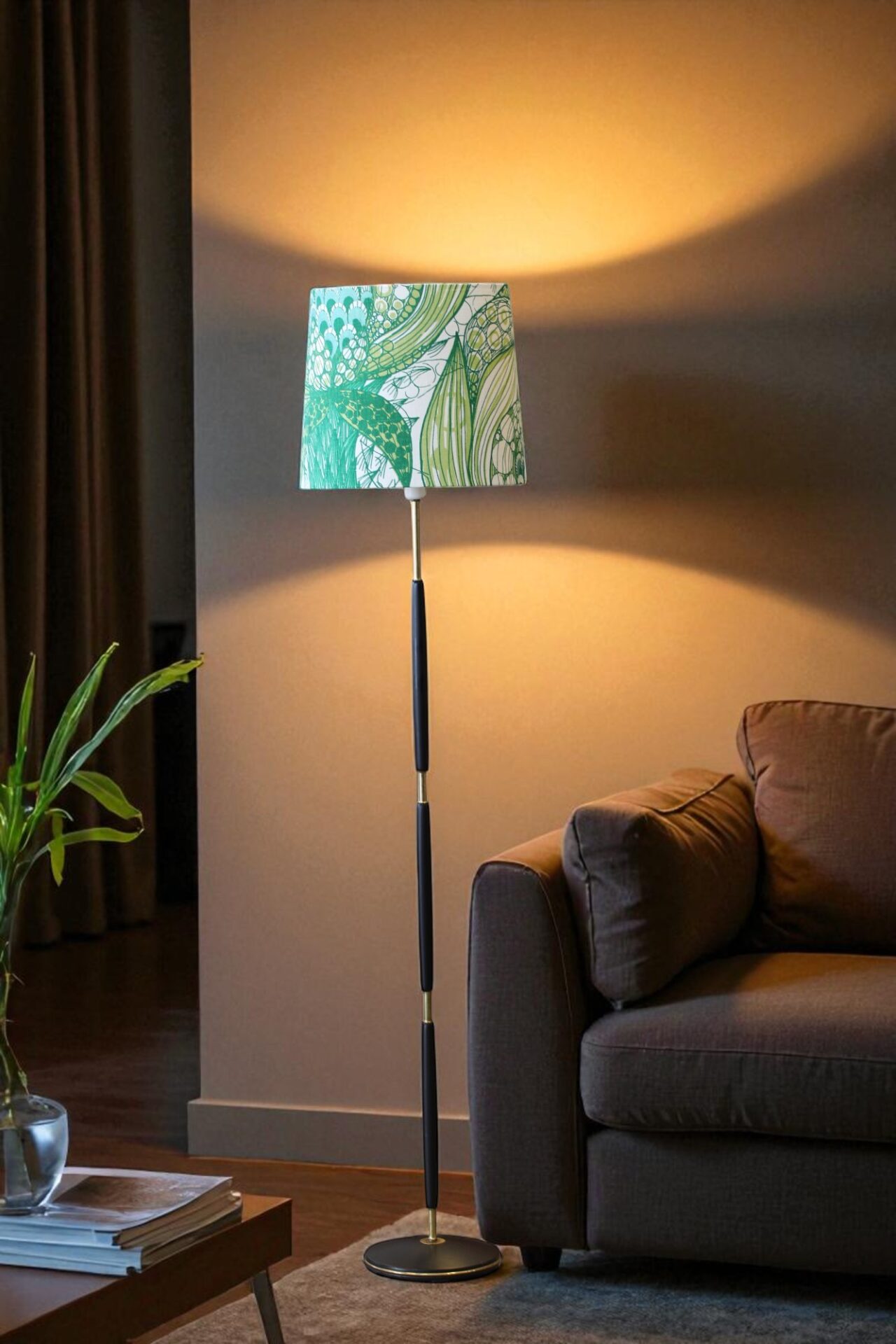 Läs mer om artikeln Stilren golvlampa i svart och mässing. 129 cm hög. Reserverad