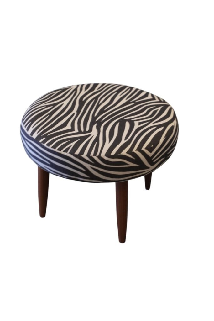 Dansk pall i teak med zebrainspirerat mönster. 48 cm ø