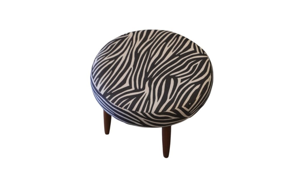 Dansk pall i teak med zebrainspirerat mönster. 48 cm ø