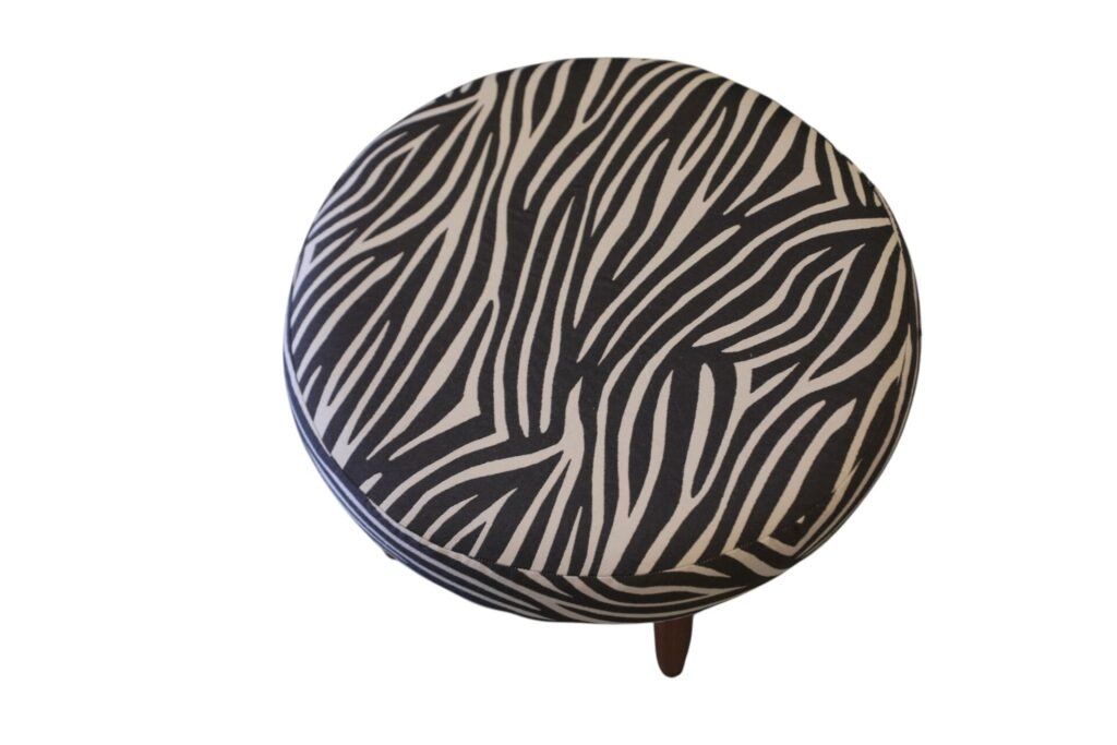 Dansk pall i teak med zebrainspirerat mönster. 48 cm ø