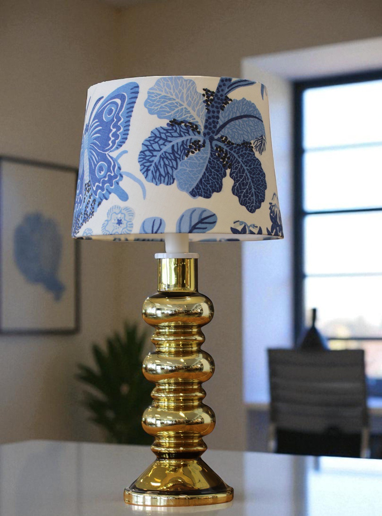 Läs mer om artikeln Lampfot i guldfärgat glas. 42 cm hög