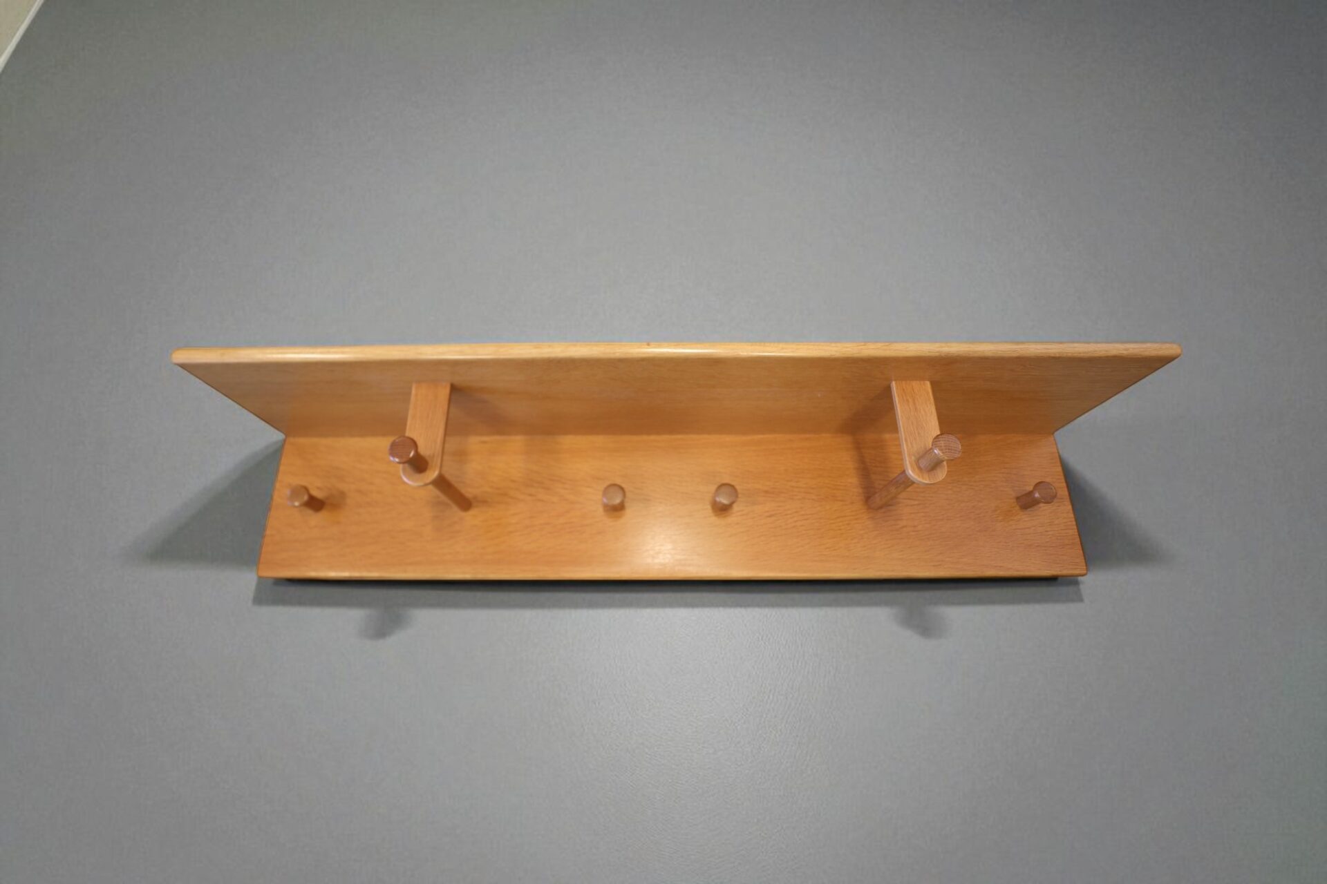 Läs mer om artikeln Aksel Kjersgaard Danmark hatthylla nr 208 i ek. 120x27x24 cm