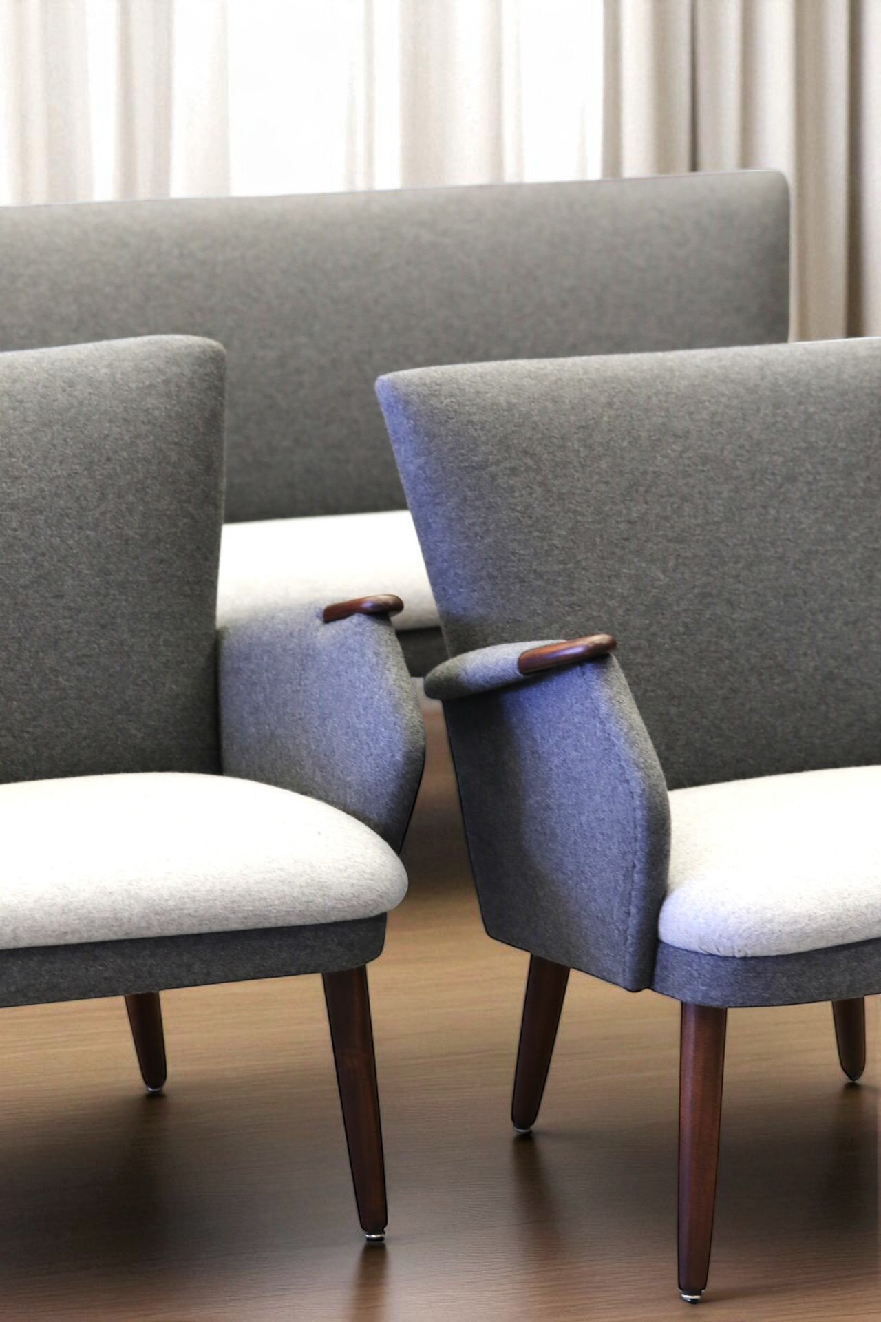 Läs mer om artikeln Dansk soffa och paret fåtöljer nytapetserade i grått ulltyg