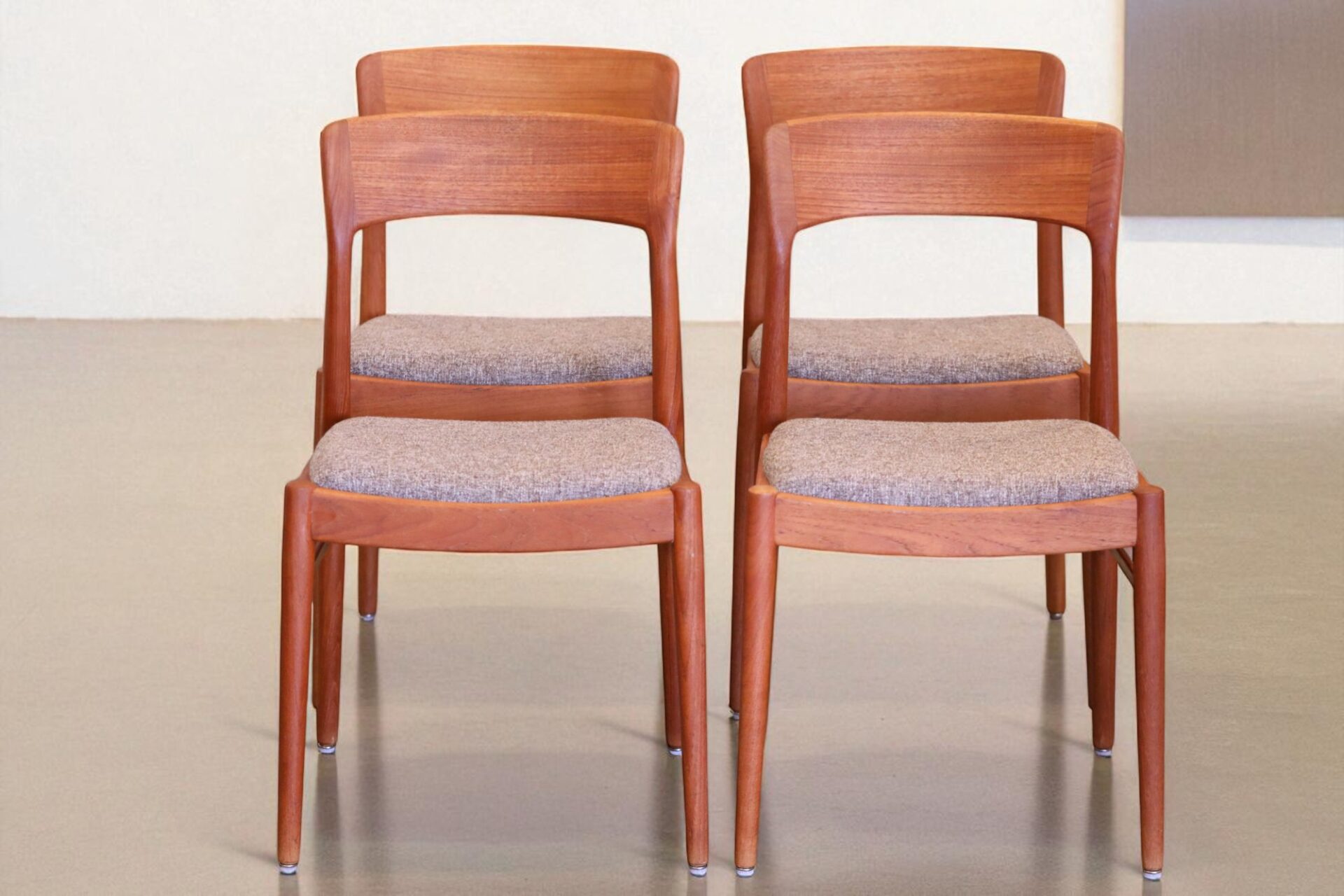 Läs mer om artikeln Henning Kjaernulf Danmark stol i teak. 47 cm bred