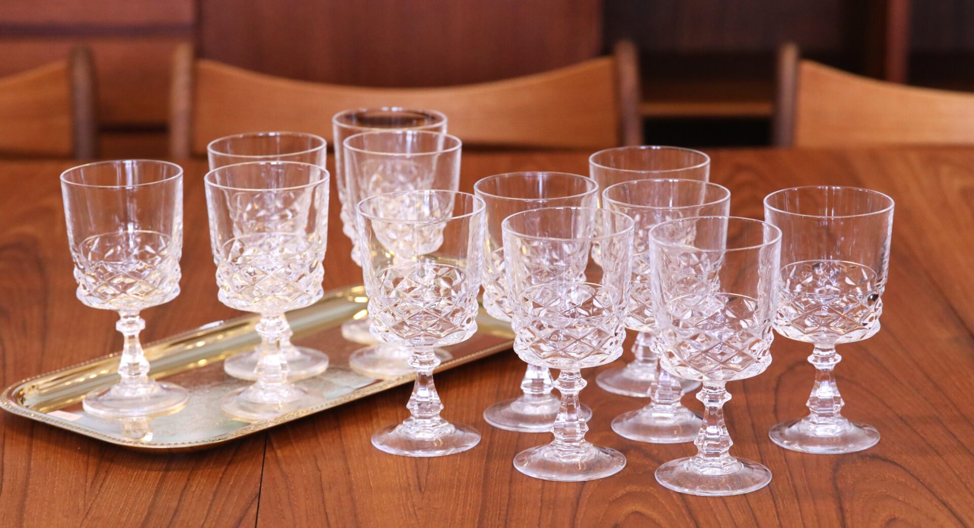 Läs mer om artikeln Slipade vinglas i kristall på fot. 15.5 cm höga