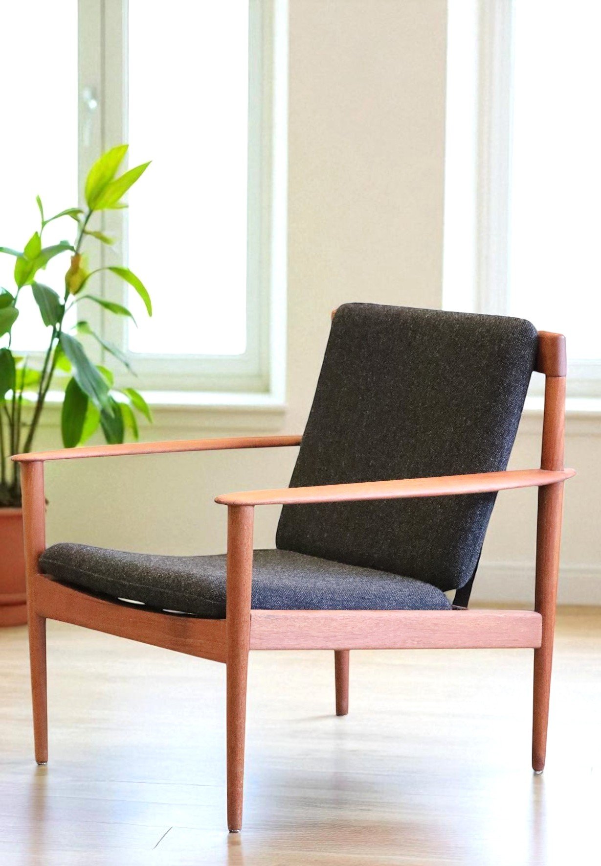 Läs mer om artikeln Grete Jalk fåtölj i teak. 72 cm bred