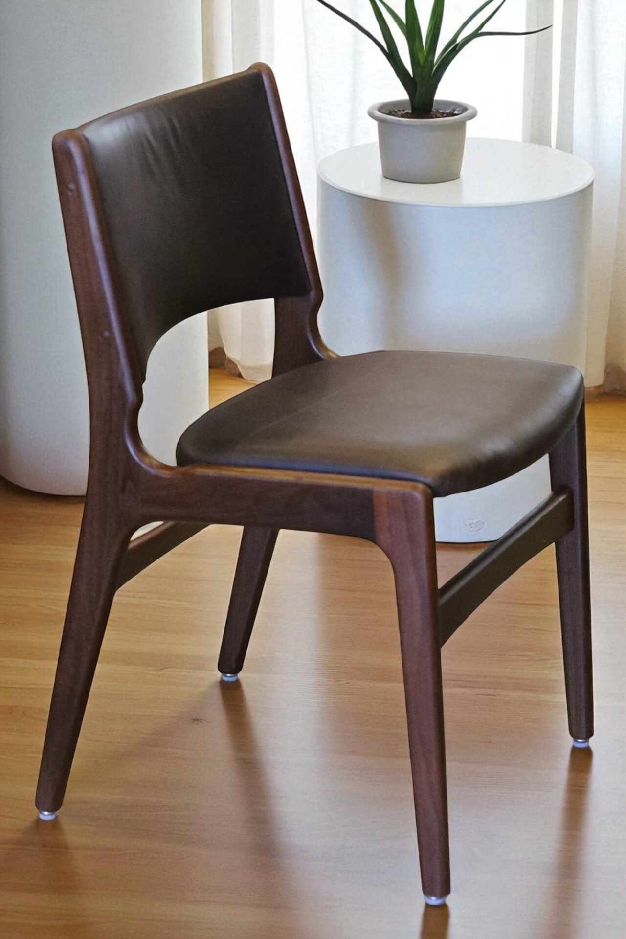 Läs mer om artikeln Erik Buch stol modell 89 i teak och skinn. 49 cm bred