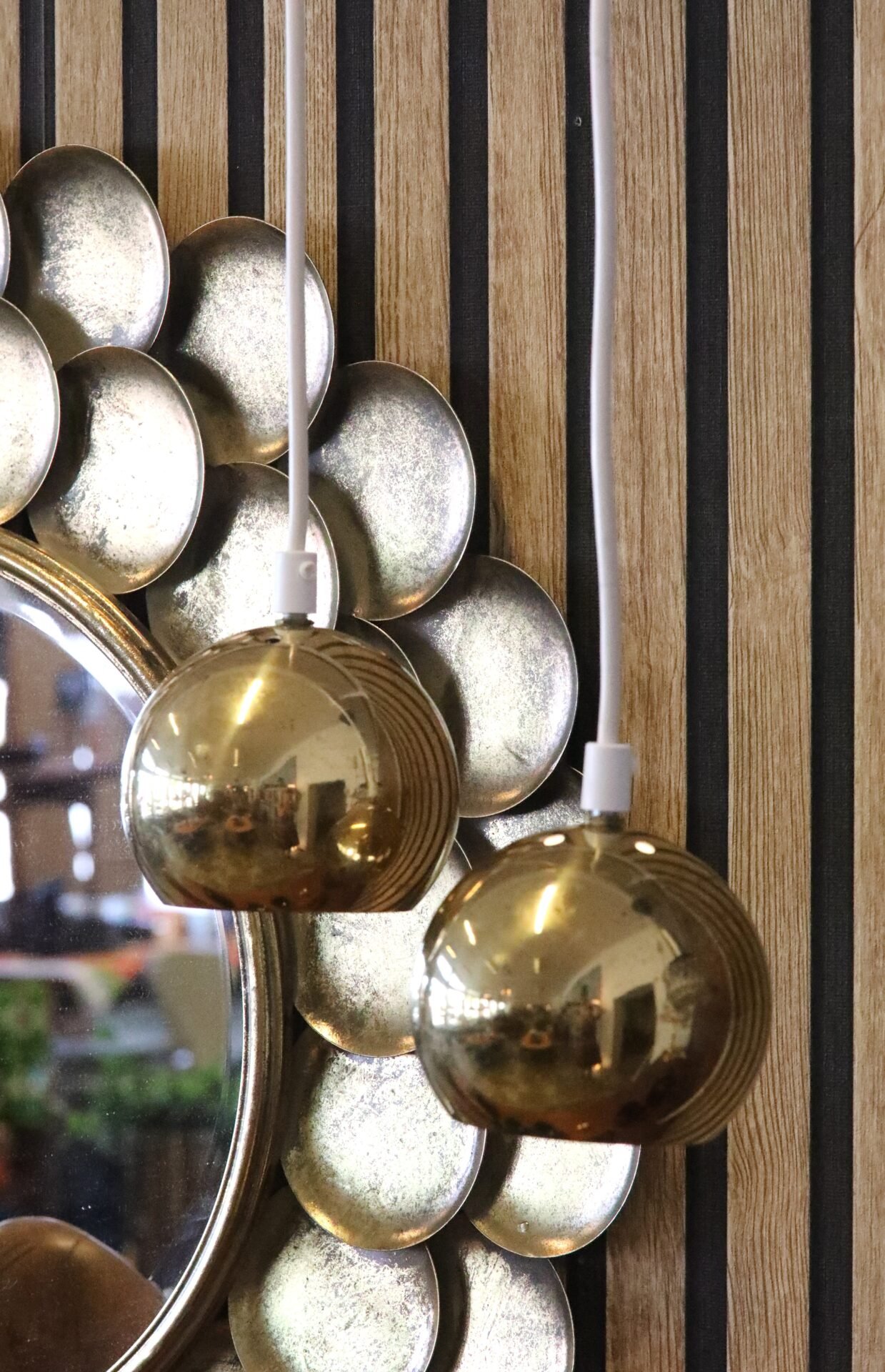 Läs mer om artikeln Hängande rund fönsterlampa i mässing. 13 cm ø