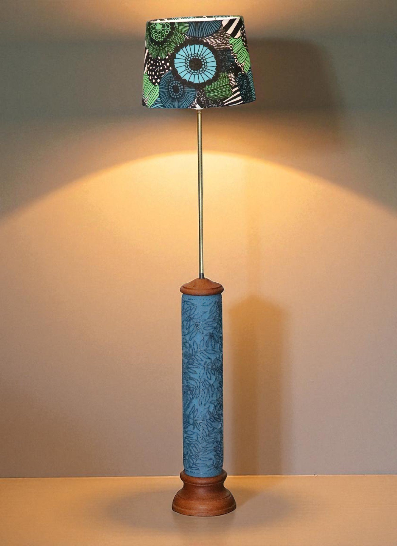 Läs mer om artikeln Golvlampa med turkos fot. 120 cm hög