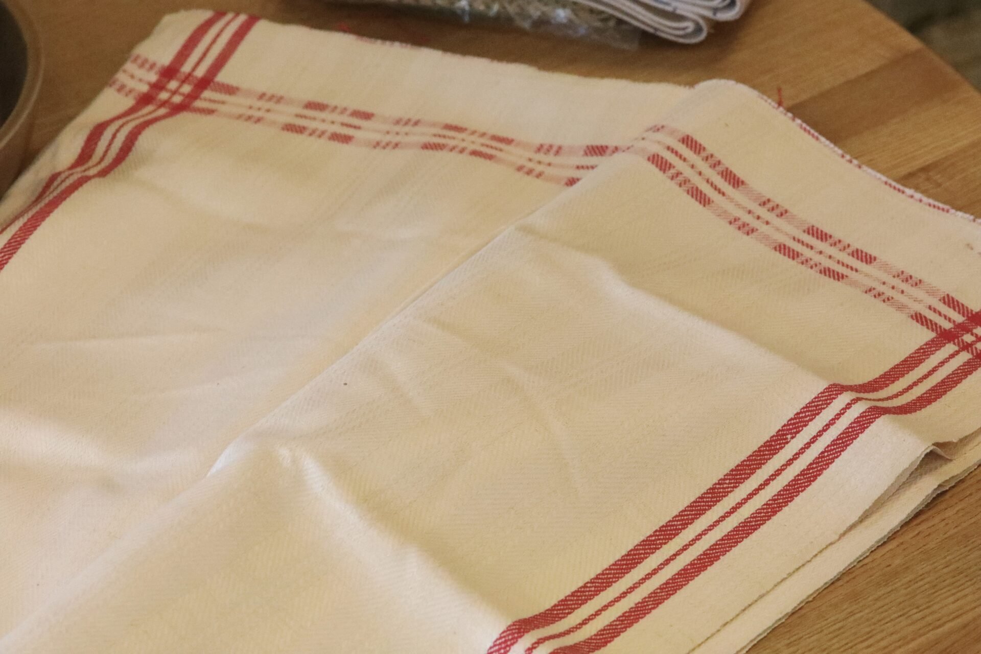 Läs mer om artikeln Sex oklippta handdukar i hellinne. 55×70 cm