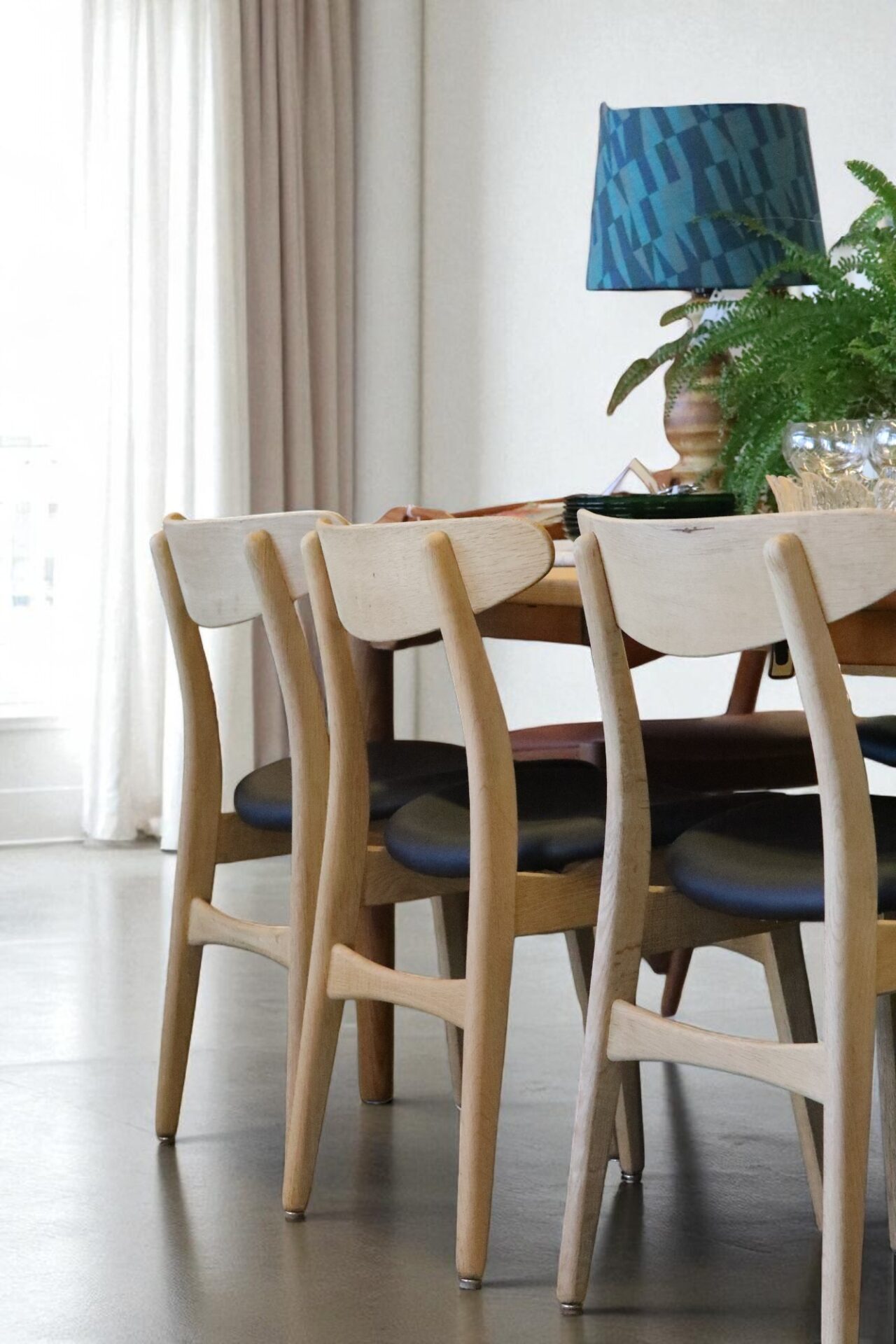 Läs mer om artikeln Hans J. Wegner stol CH30 i ek.  52 cm bred