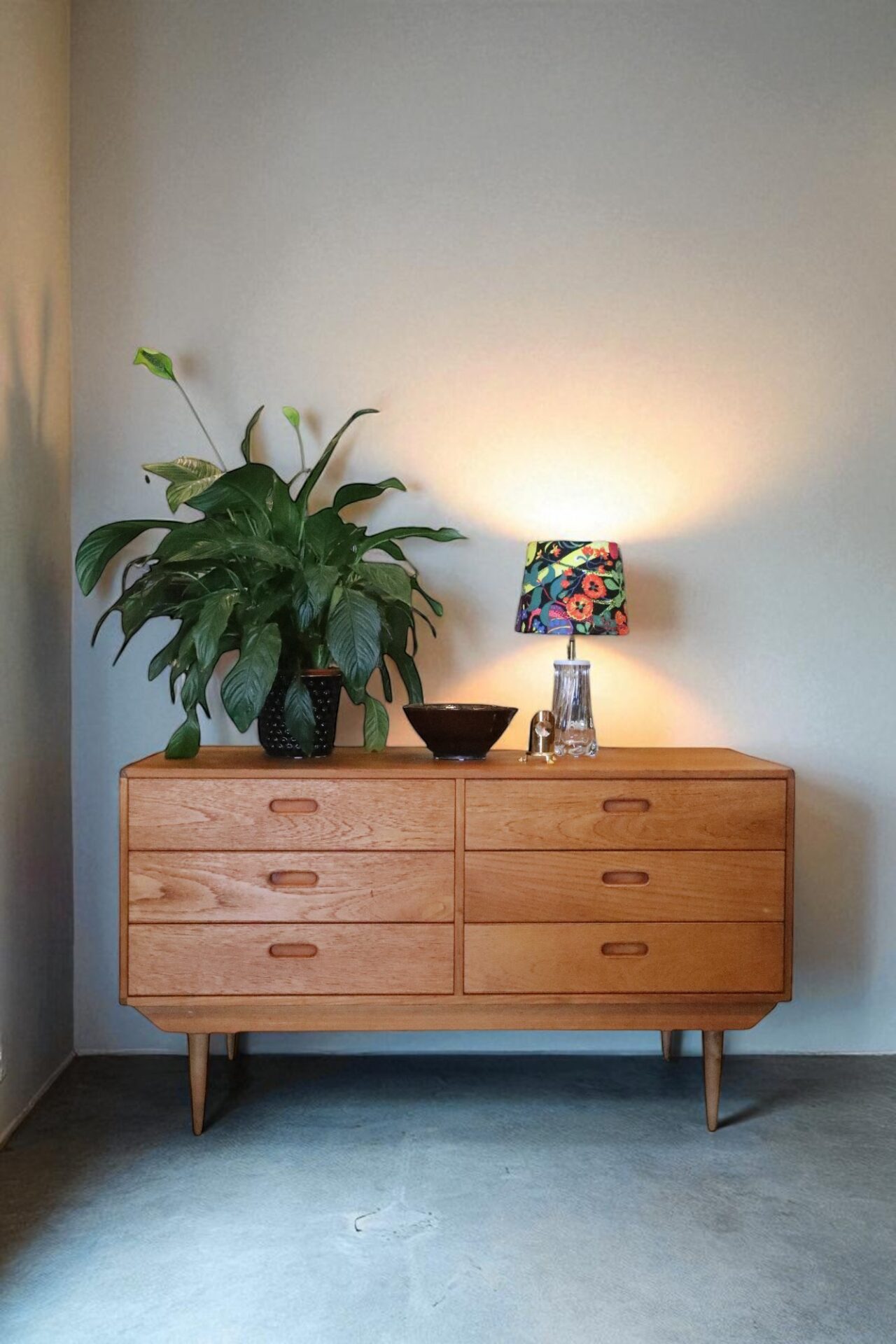 Läs mer om artikeln Brouer Møbelfabrik dubbelbyrå i teak med sex lådor. 120x50x68 cm