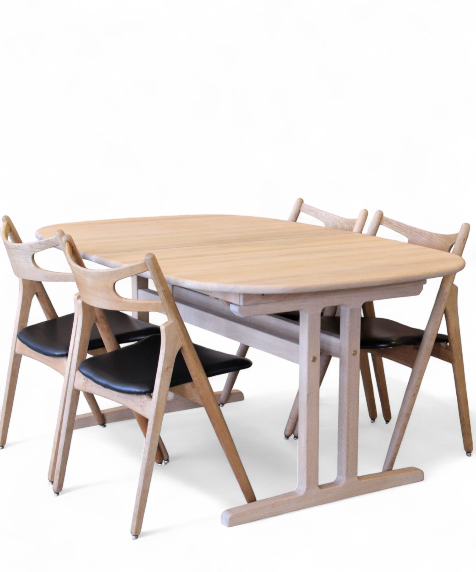 Läs mer om artikeln Hans J Wegner stol modell CH29 i ek. 51 cm bred