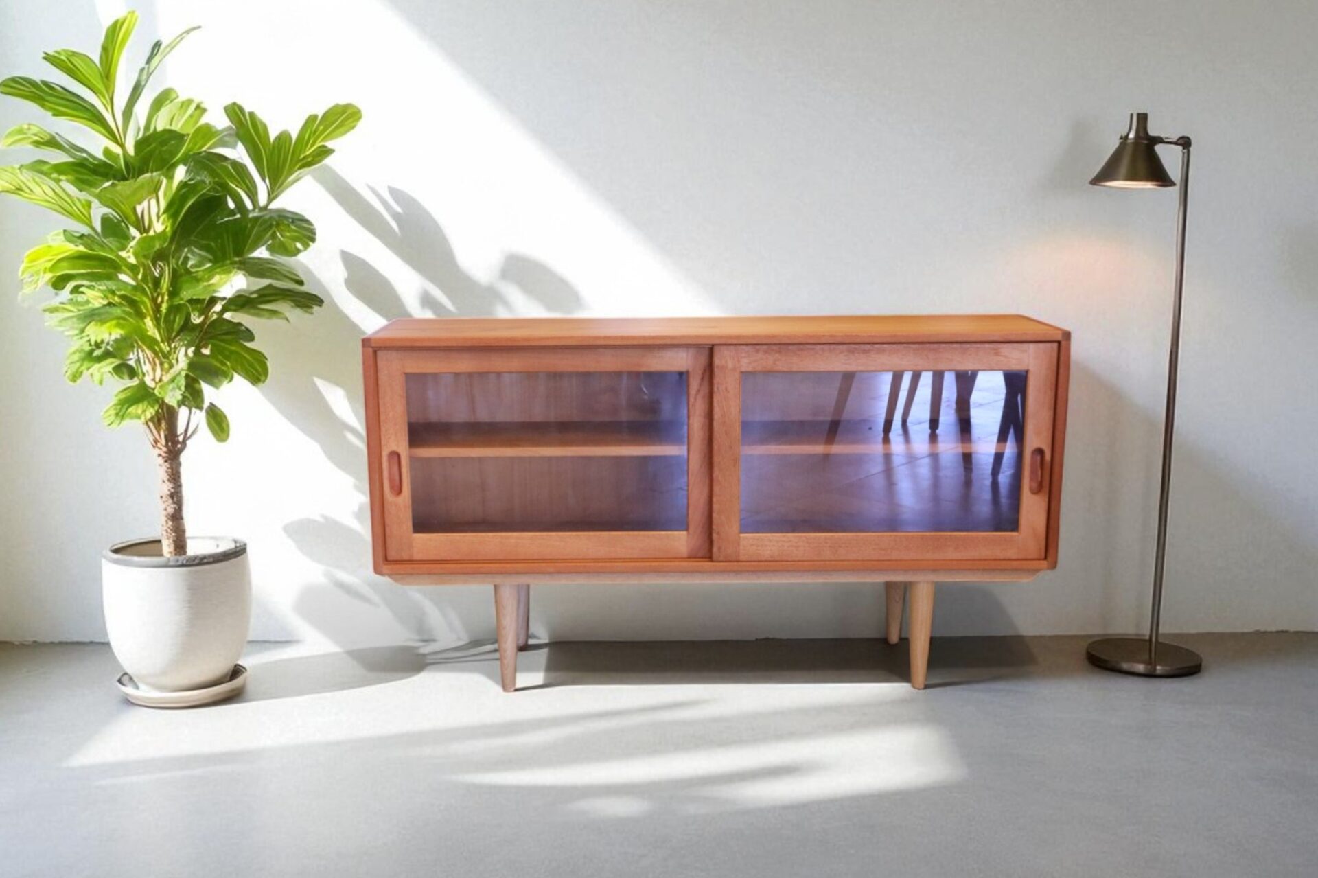 Läs mer om artikeln Brouer Møbelfabrik  vitrinskåp i teak. 120x30x66 cm