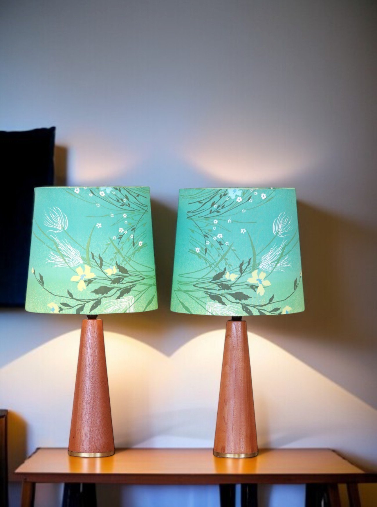 Läs mer om artikeln Konformad lampfot i teak och mässing. 44 cm hög