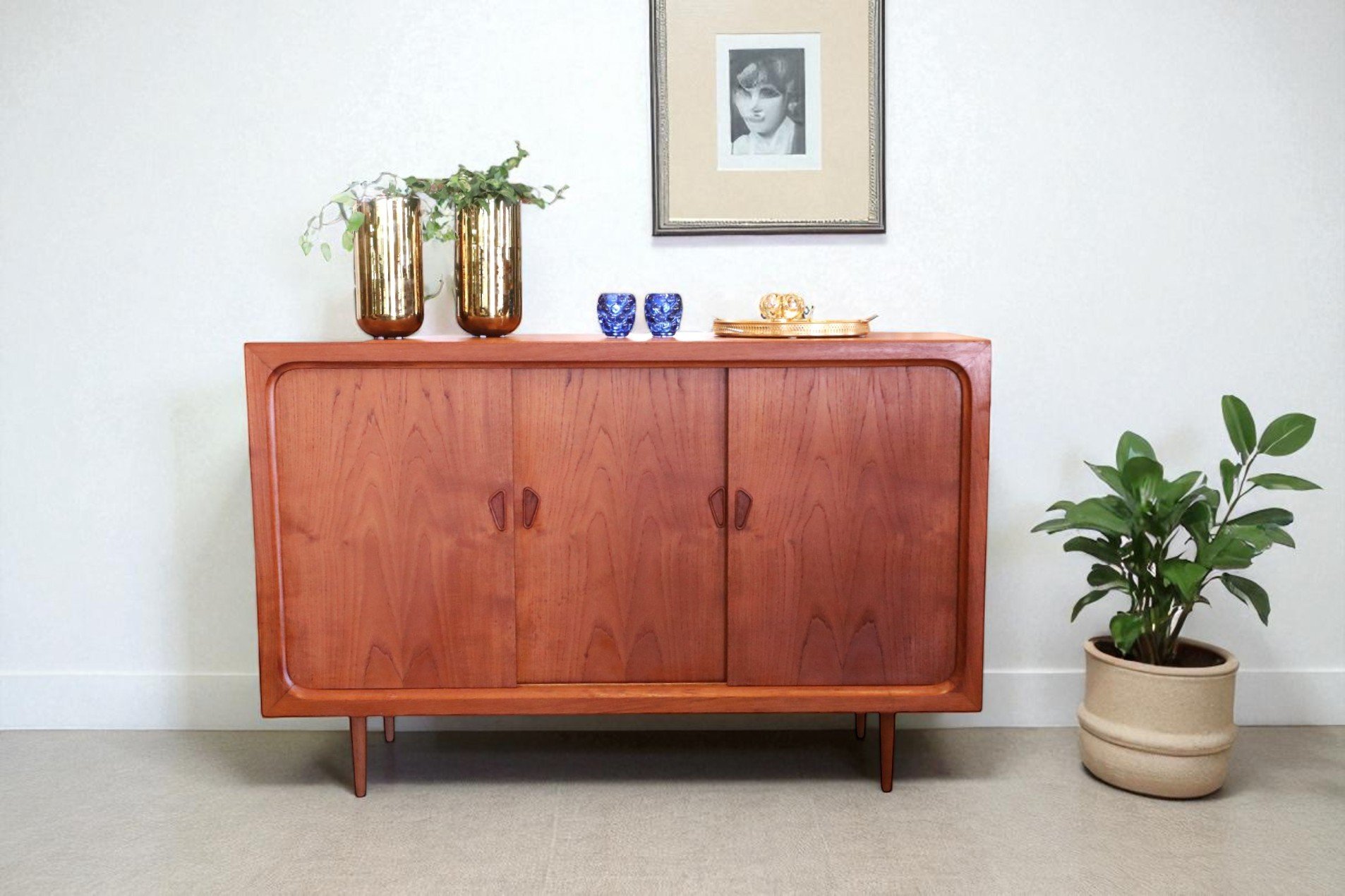 Läs mer om artikeln Nätt danskt skåp i teak med skjutluckor. 155x43x100 cm. Såld