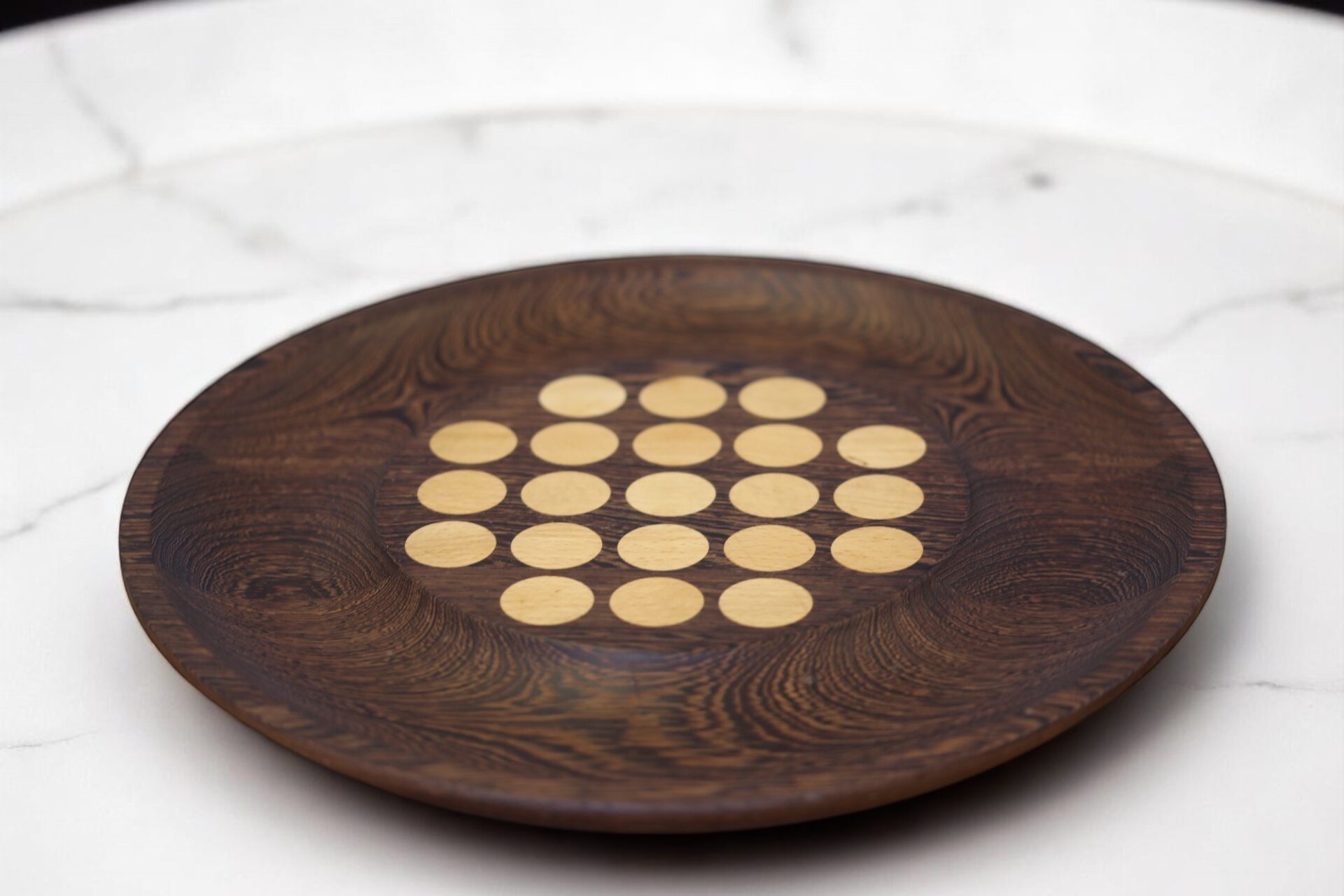 Läs mer om artikeln Theodor Skjode Knudsen bricka/fat i wenge och ek. 37 cm ø