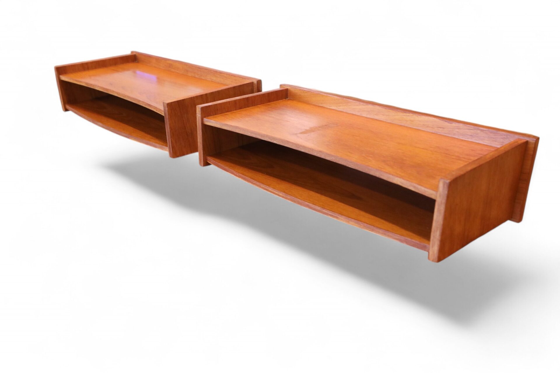 Läs mer om artikeln Paret danska vägghängda nattduksbord i teak. 62x30x16 cm. Såld