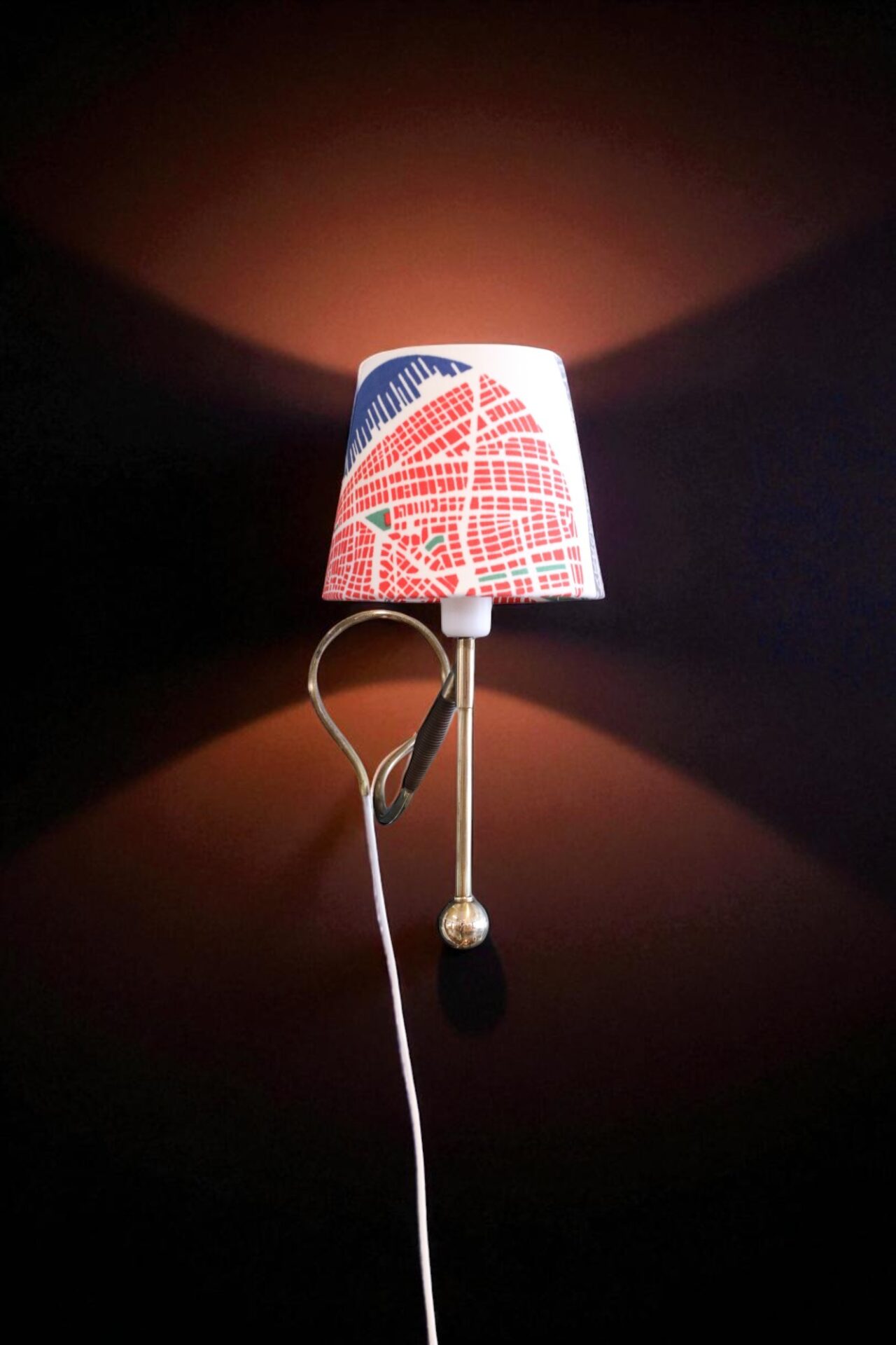 Läs mer om artikeln Le Klint 306 vägg-/bordslampa i mässing. 41 cm hög