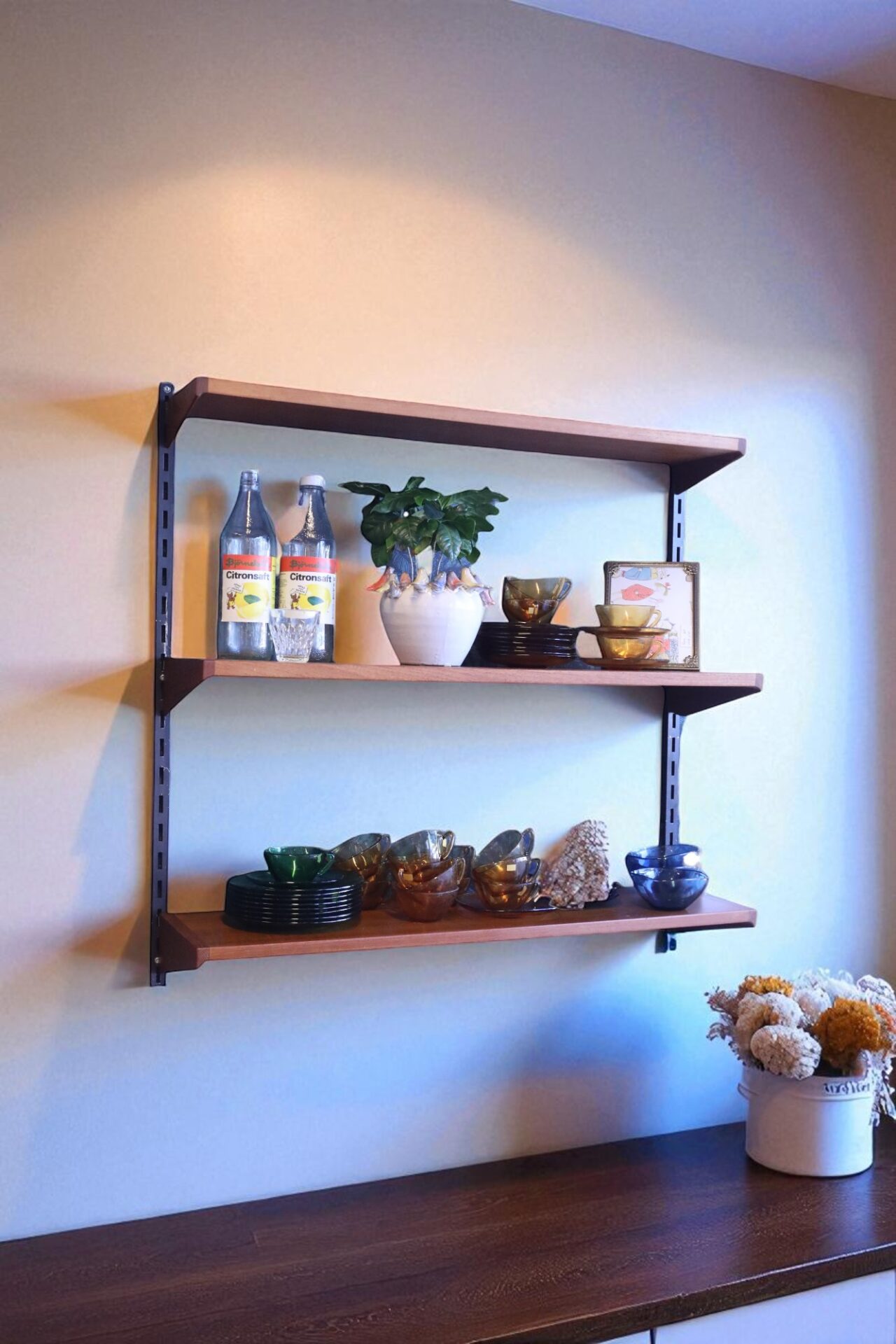 Läs mer om artikeln Kai Kristiansen vägghängt hylla i teak. 89x25x85 cm