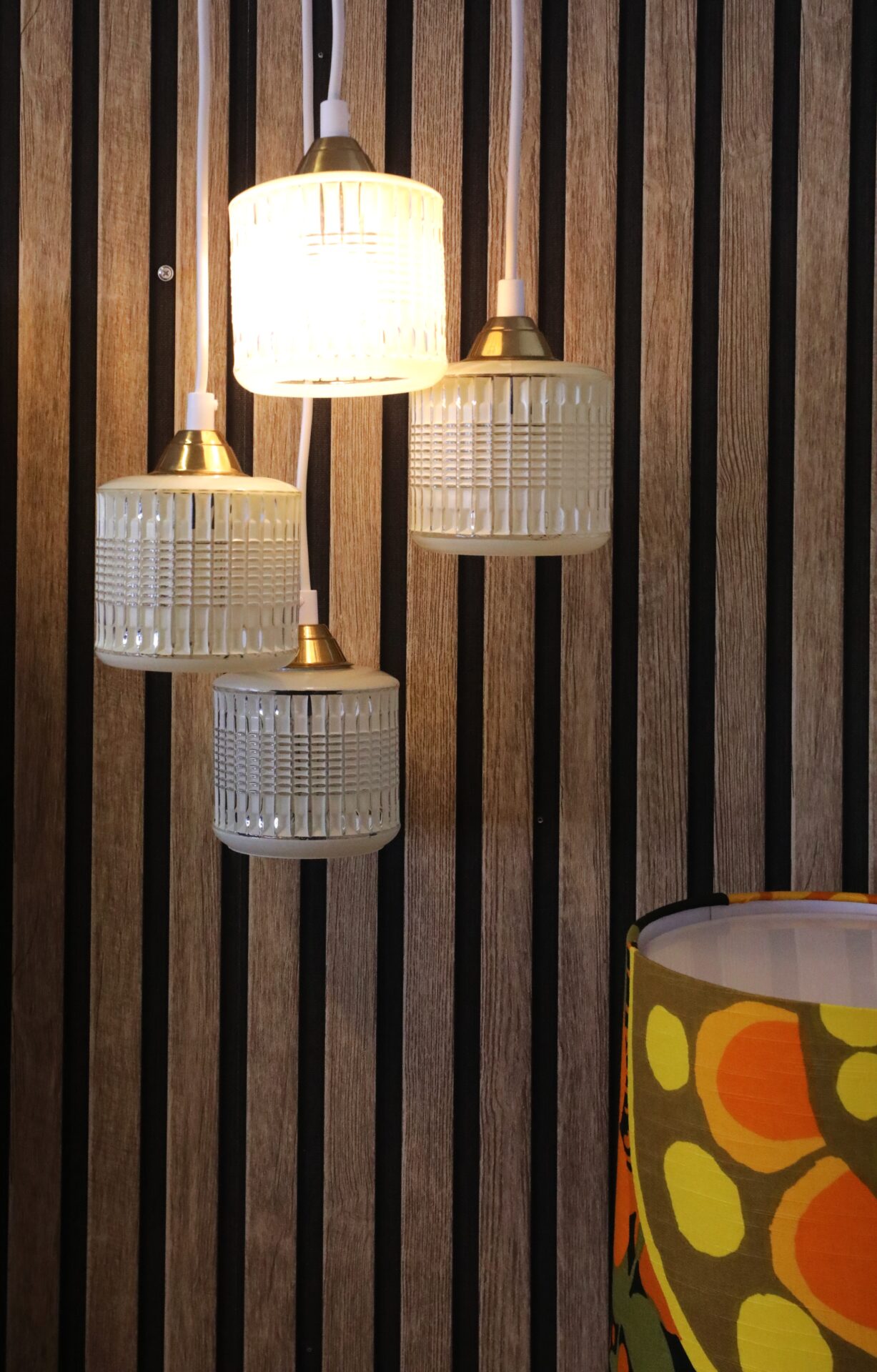 Läs mer om artikeln Hängande fönsterlampa med reliefmönstrat i klarglas och gult. 13 cm ø