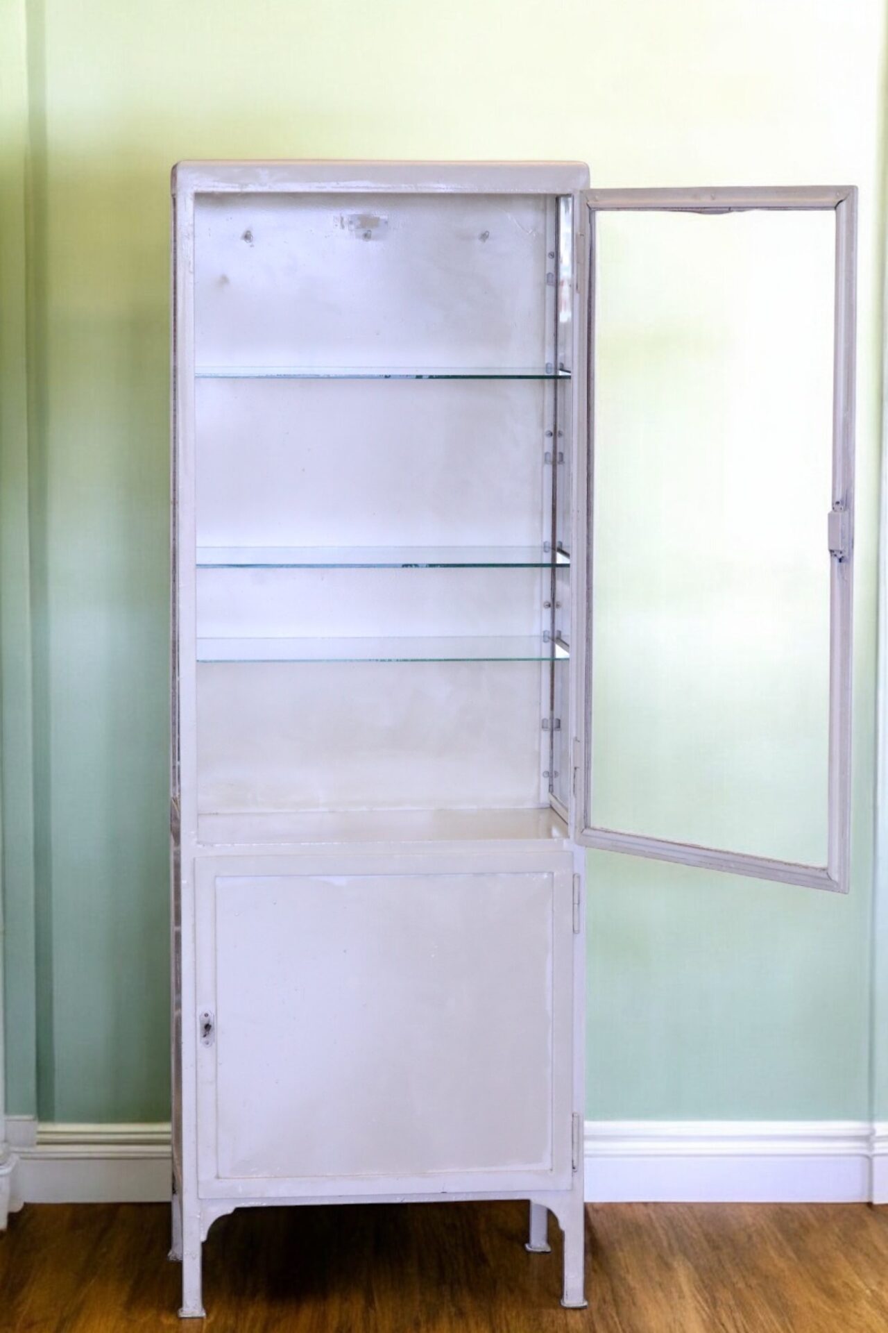 Läs mer om artikeln Tre på ingång! Tandläkarskåp/läkarskåp i plåt och glas. 60x36x171 cm. Ett reserverat