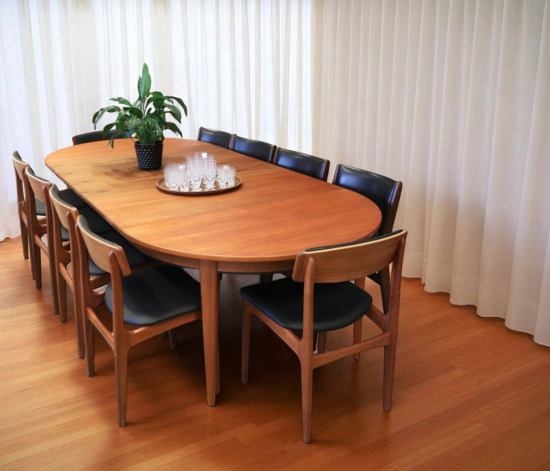 Läs mer om artikeln Omann Jun runt matbord i teak. 121 cm ø+3×50 cm