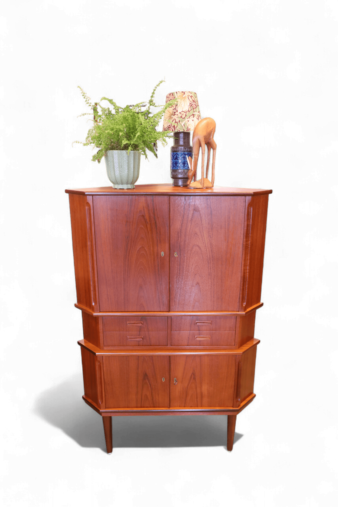 Läs mer om artikeln Aulum Møbelfabrik hörnskåp i teak. 91x57x137 cm