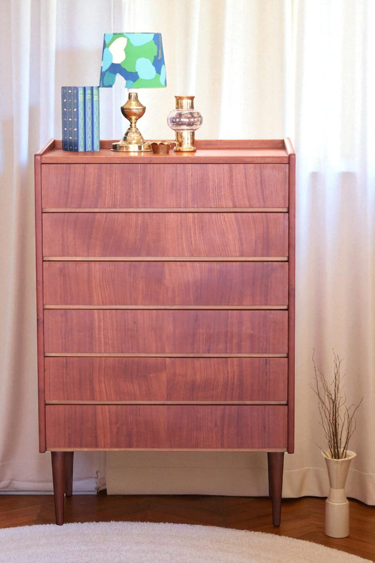 Läs mer om artikeln Dansk byrå i teak med sex lådor. 75x42x113 cm