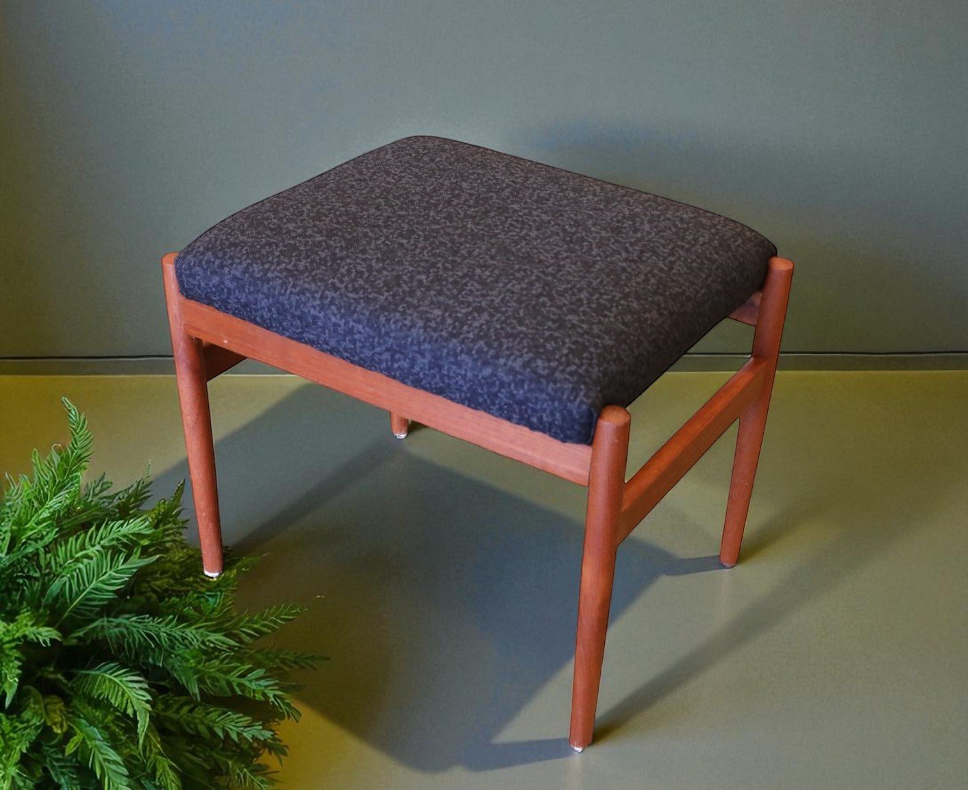 Läs mer om artikeln Pall Spottrup klädd i svartgrått ulltyg Kvadrat. 50x37x41 cm. Reserverad