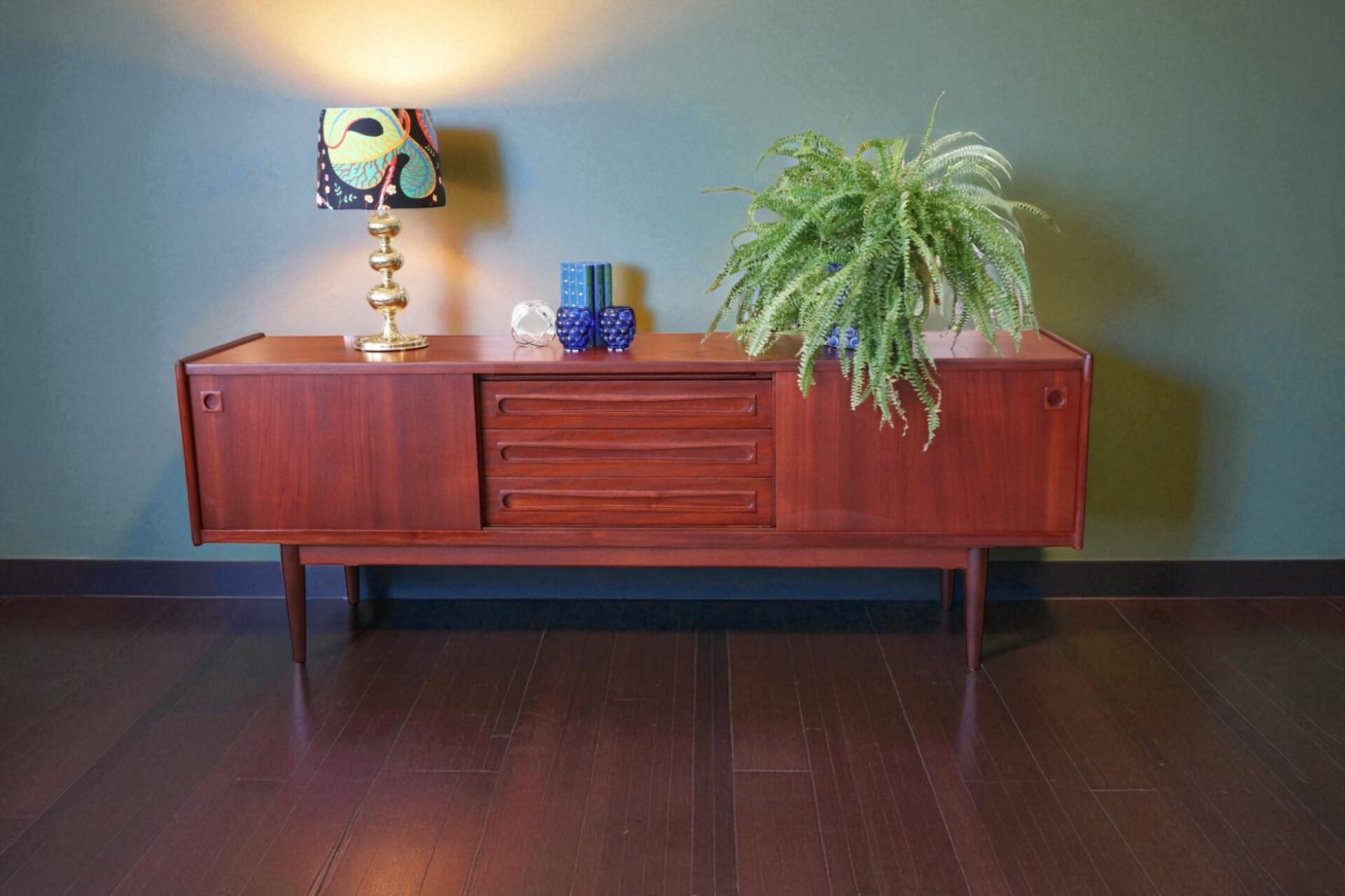 Läs mer om artikeln Johannes Andersen Uldum sideboard i teak. 200x50x73 cm