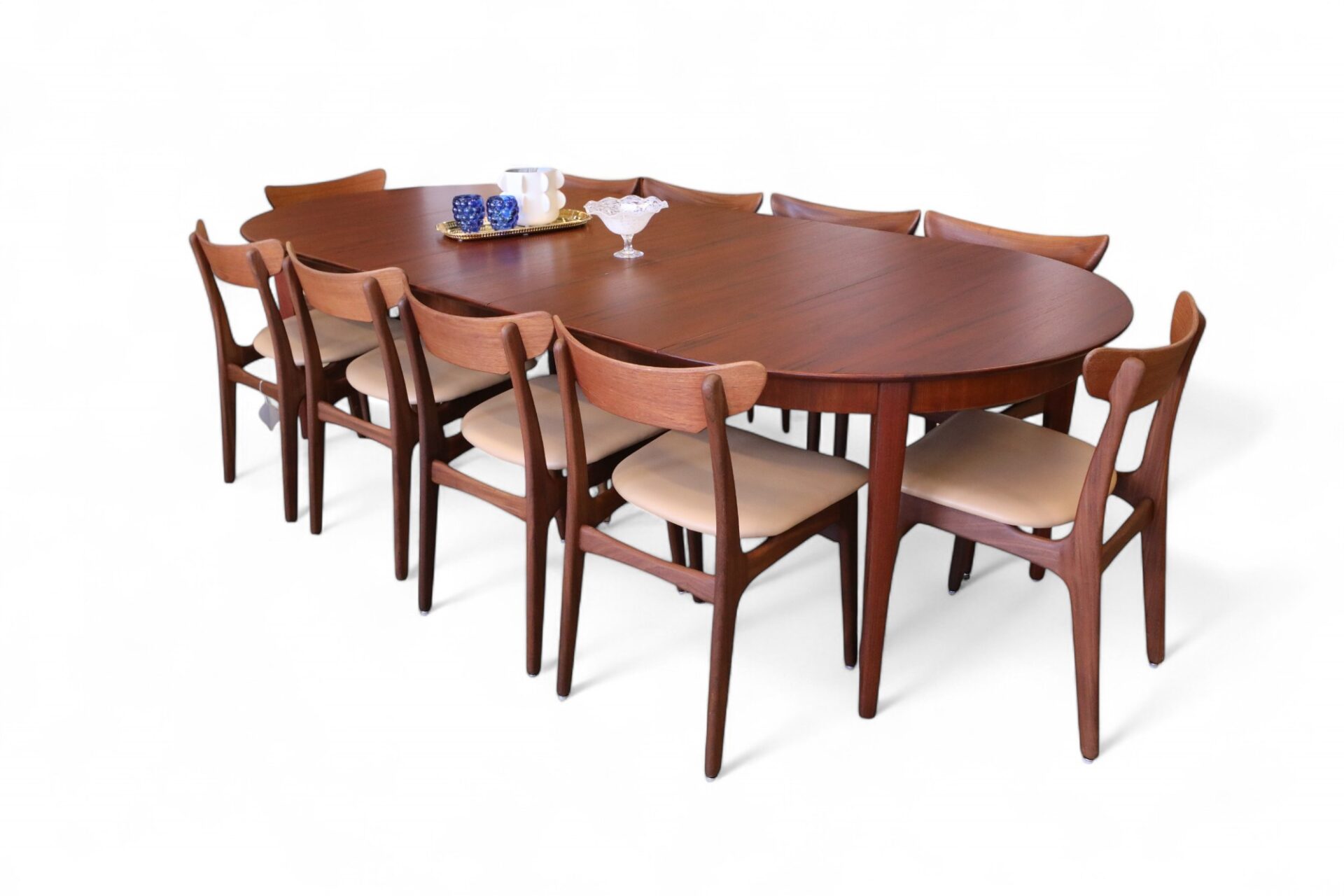 Läs mer om artikeln Kjaernulf Sorø Danmark runt matbord omfanerad teak. 115 cm ø+3×50 cm