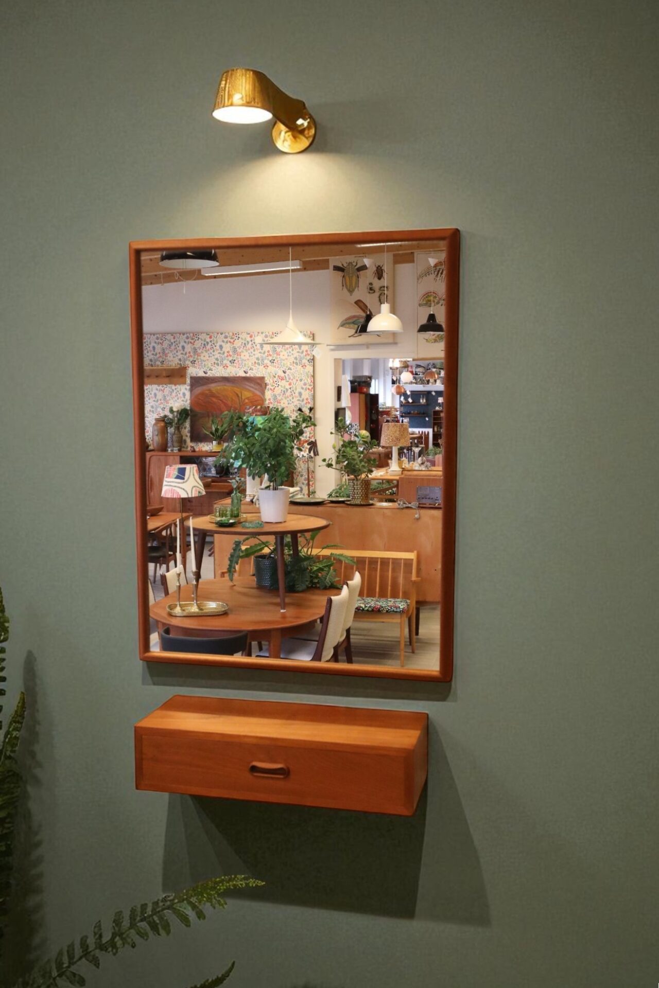 Läs mer om artikeln Vildbjerg Danmark spegel samt hurts i teak. 64x6x84 cm. Såld